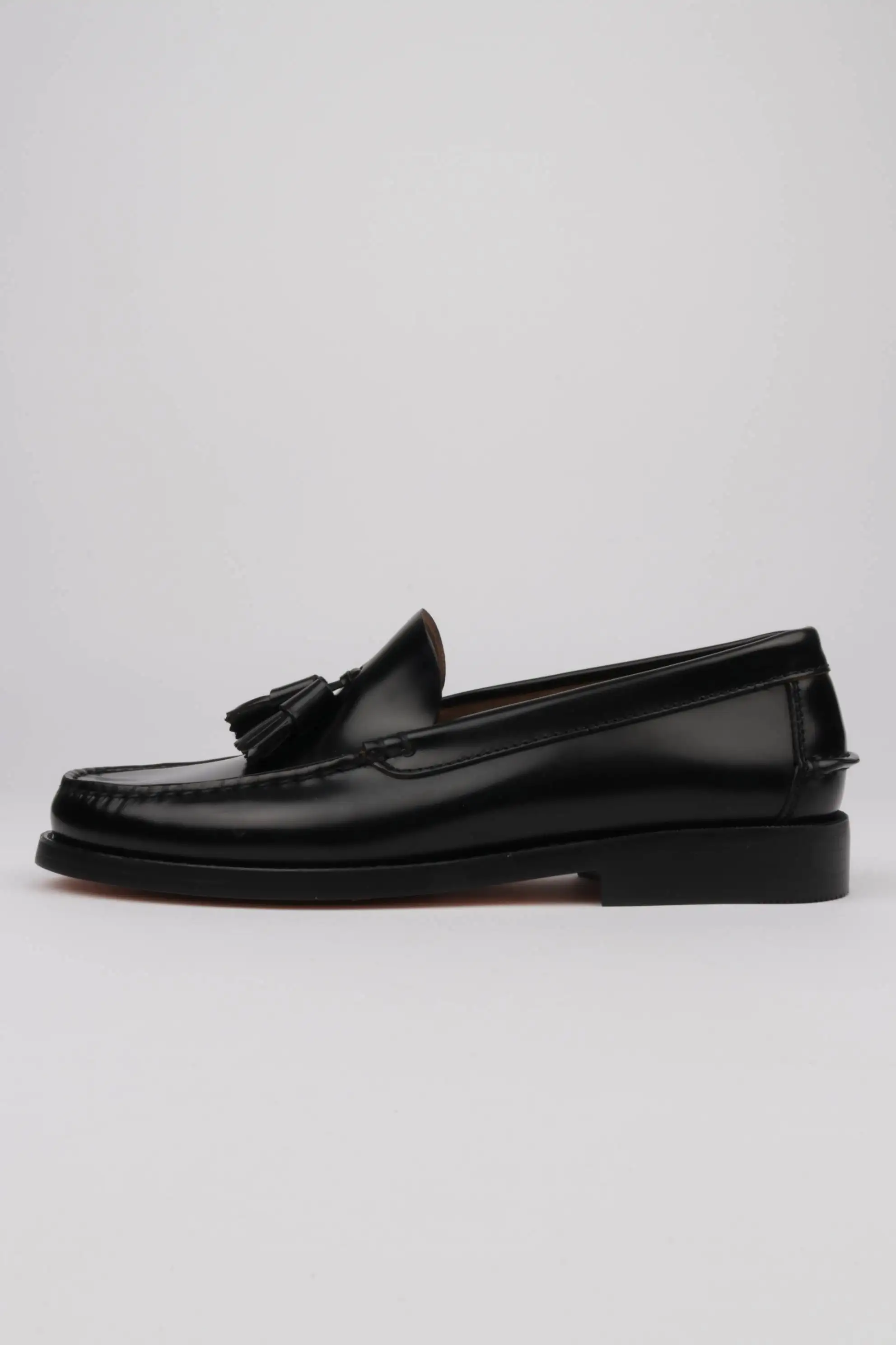 Zapatos Castellanos Con Borlas Edward's Color Negro