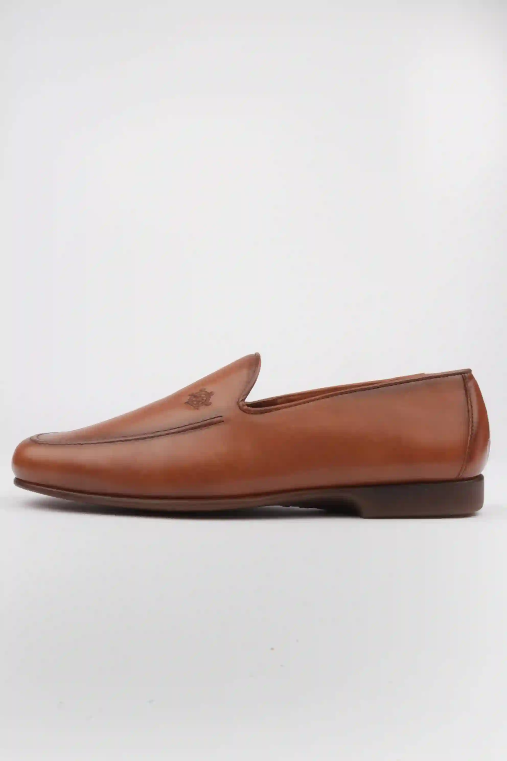 Mocasín Color Cuero de Pala Corta Con Bordado Marinero