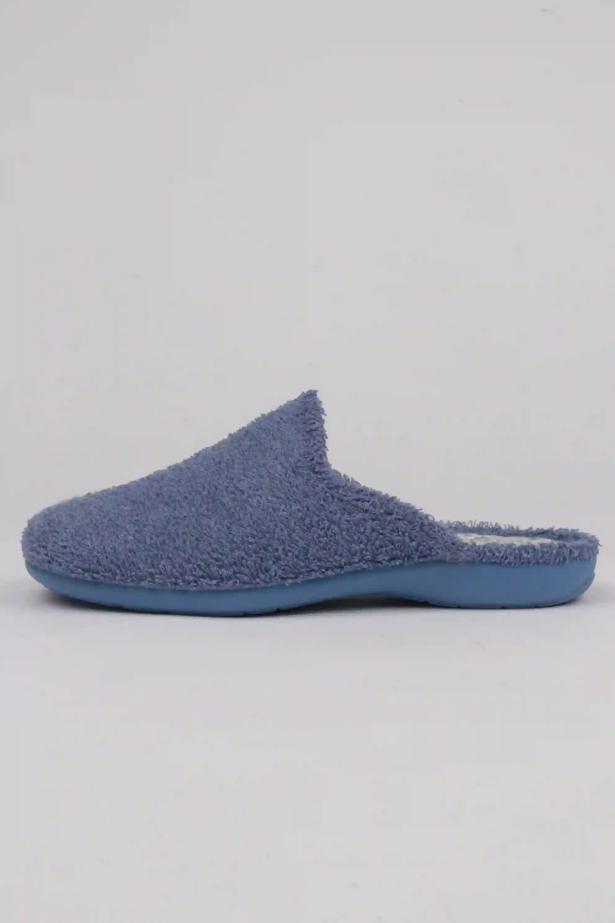 Zapatilla Cabrera de Rizo y Pertera Cerrada de Color Celeste