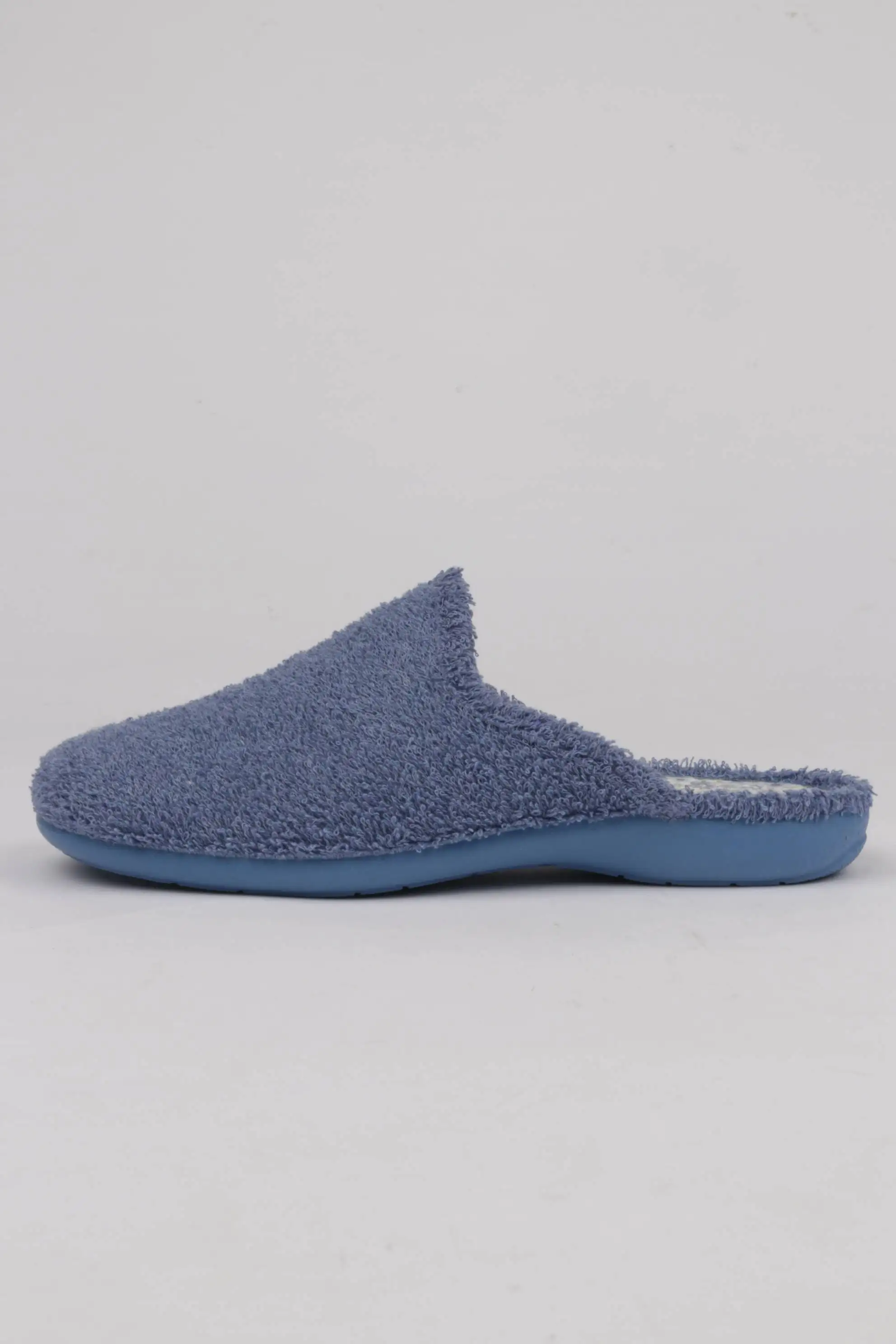 Zapatilla Cabrera de Rizo y Pertera Cerrada de Color Celeste
