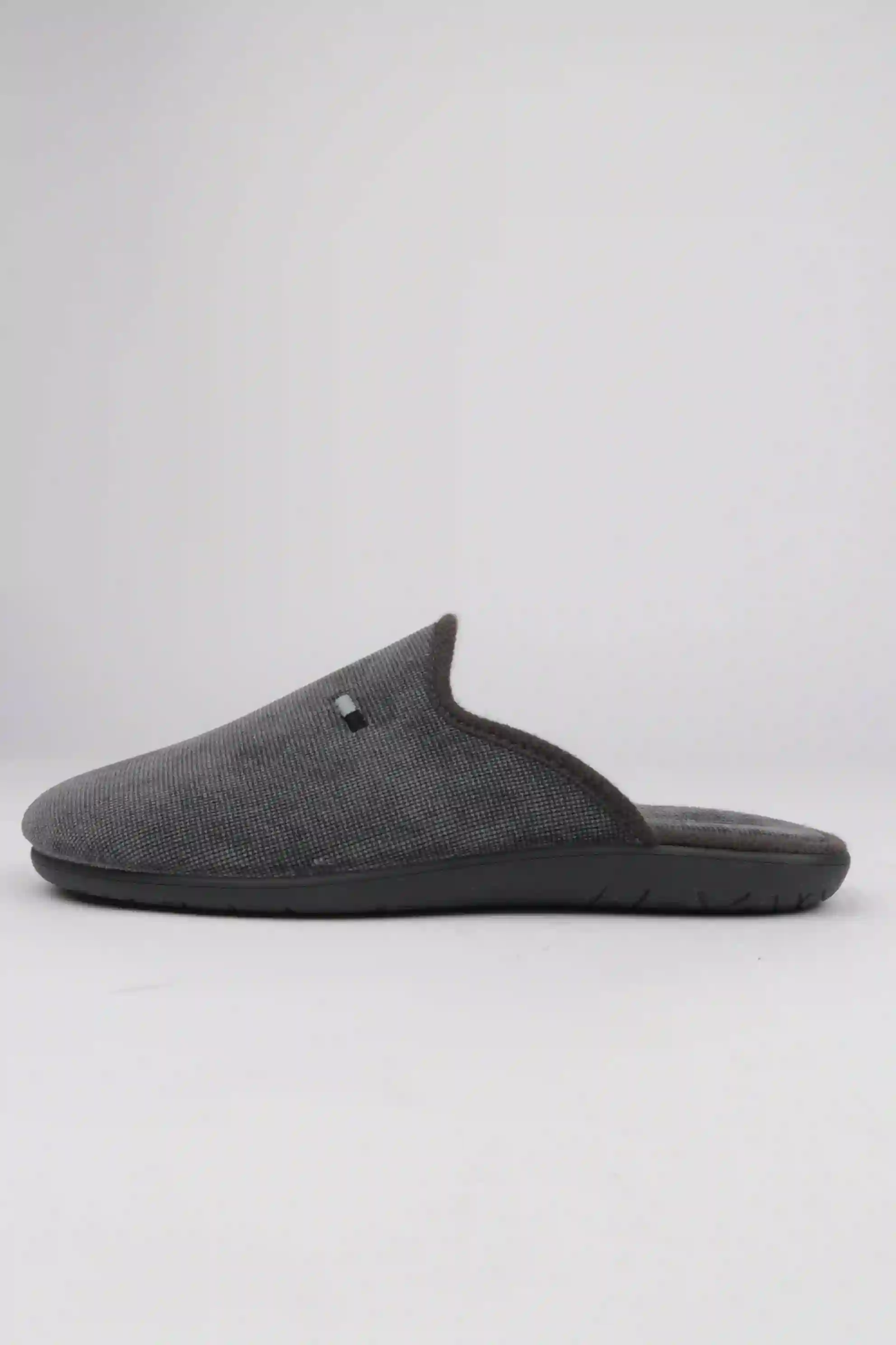 Zapatilla chinela tejido textura color gris para hombre