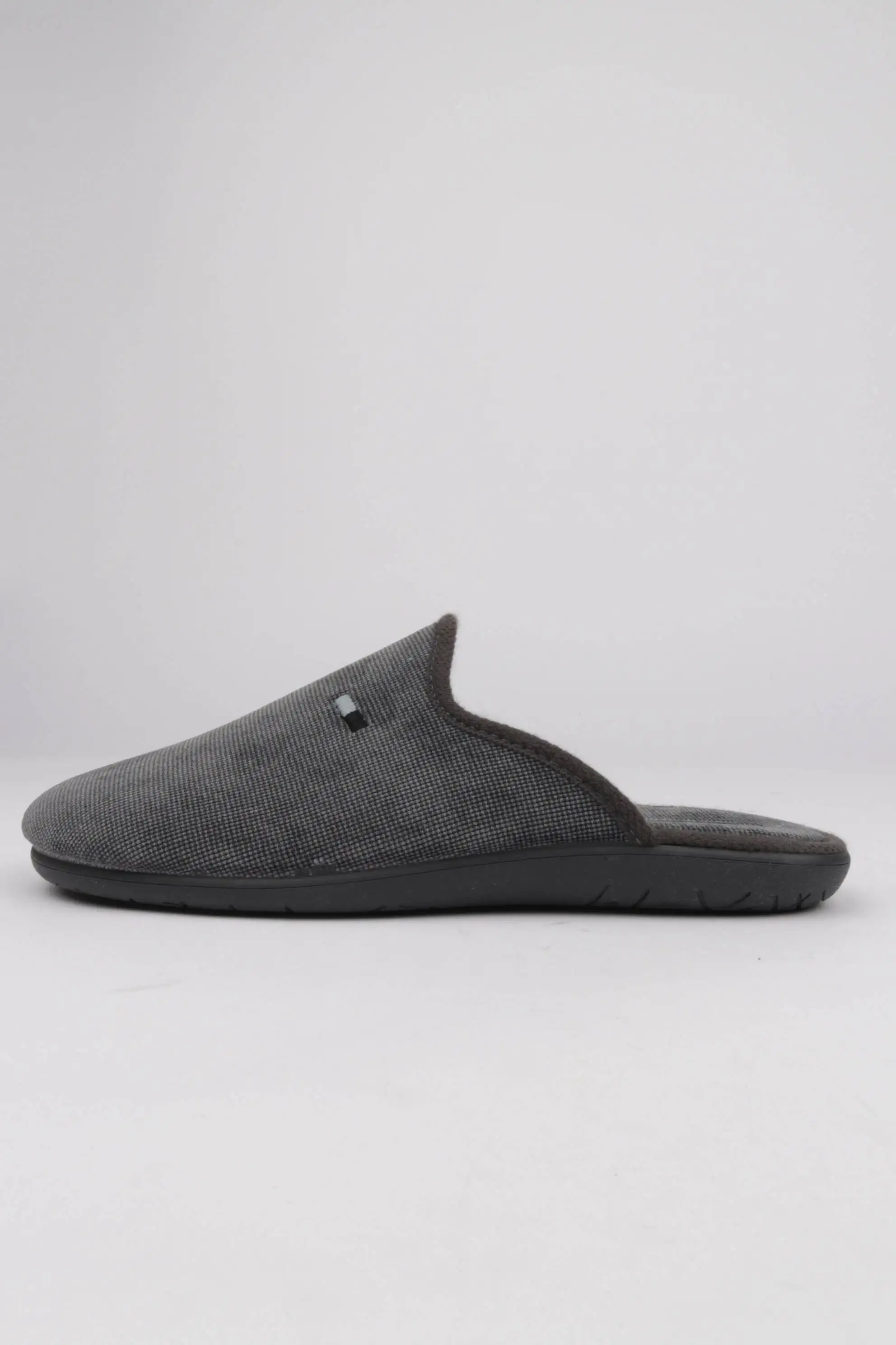 Zapatilla chinela tejido textura color gris para hombre