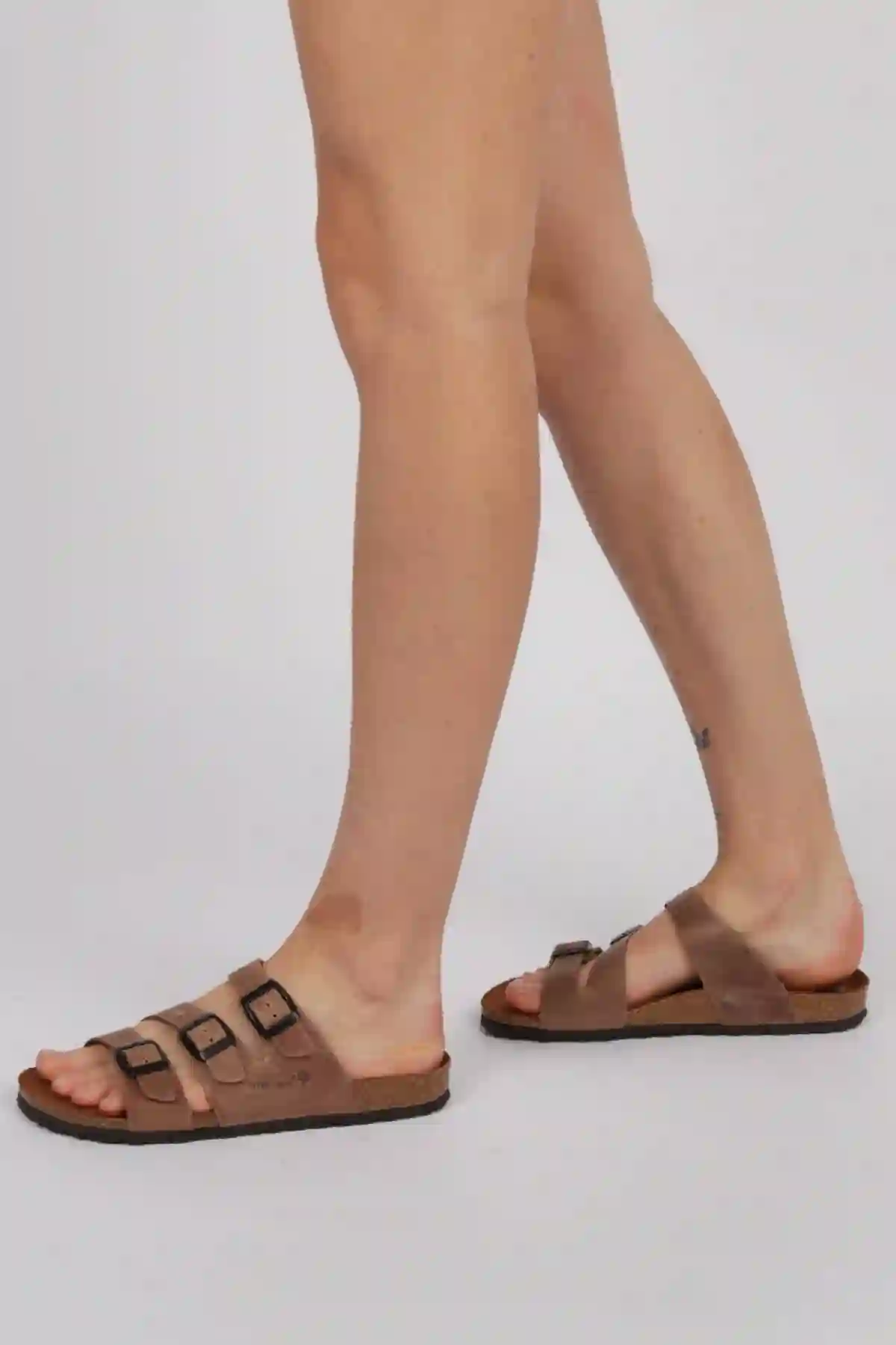Chanclas interbios tres hebillas color taupe