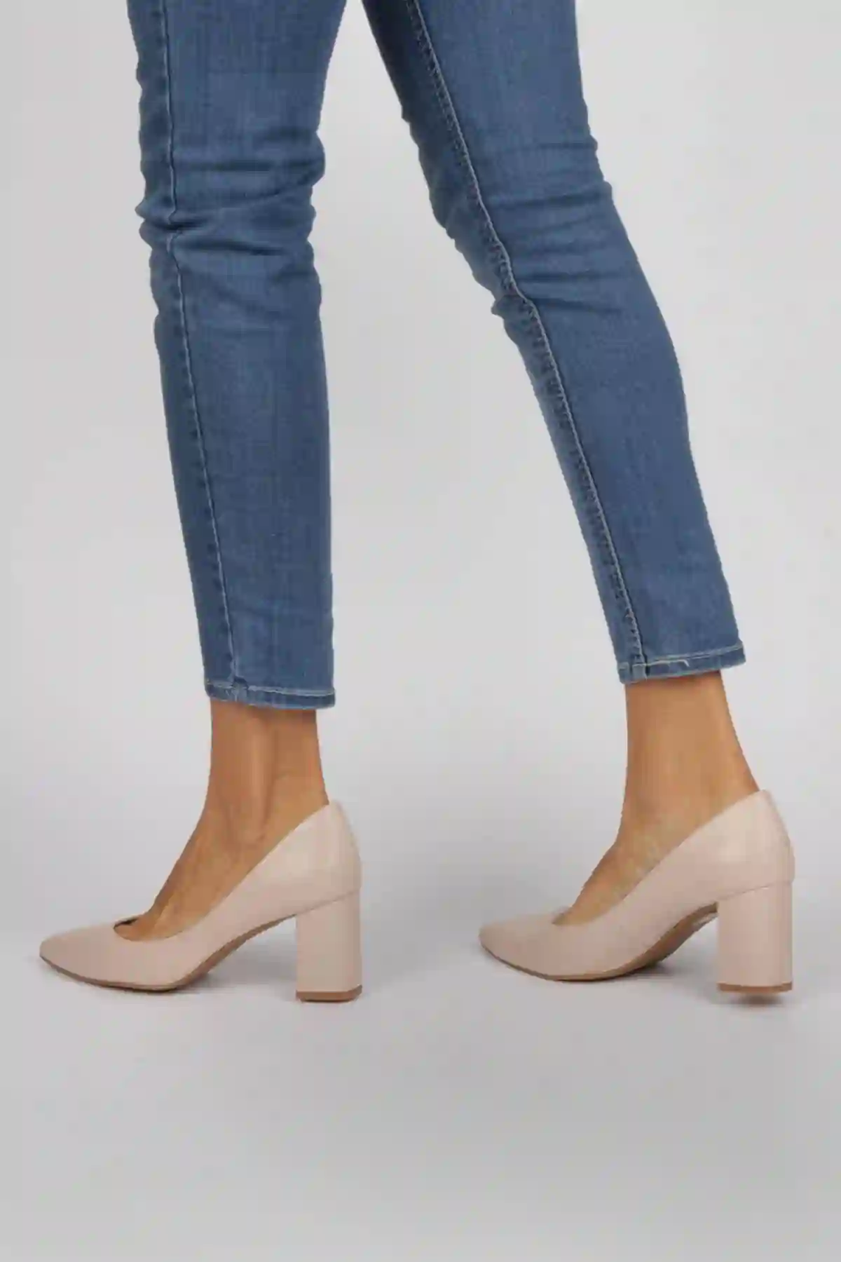 Zapatos de salón color nude rosado tacón cómodo