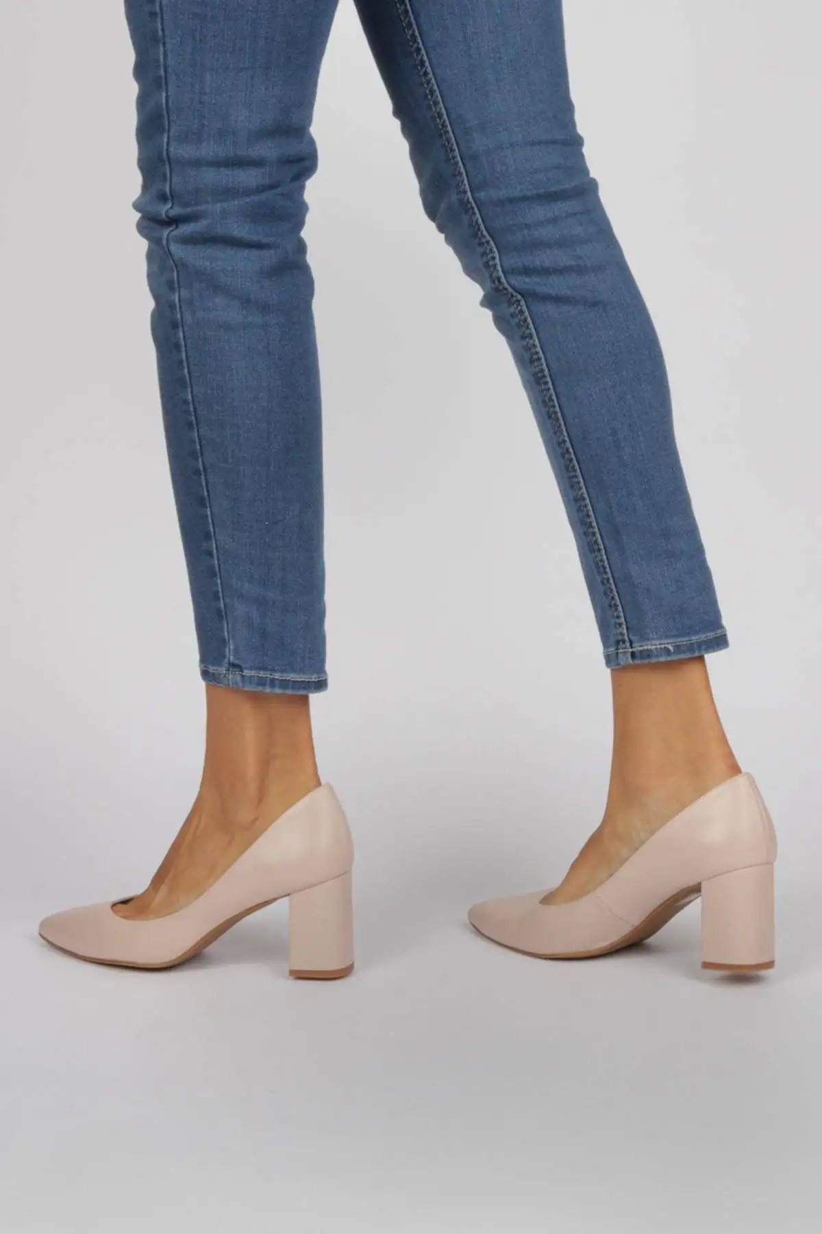 Zapatos de salón color nude rosado tacón cómodo