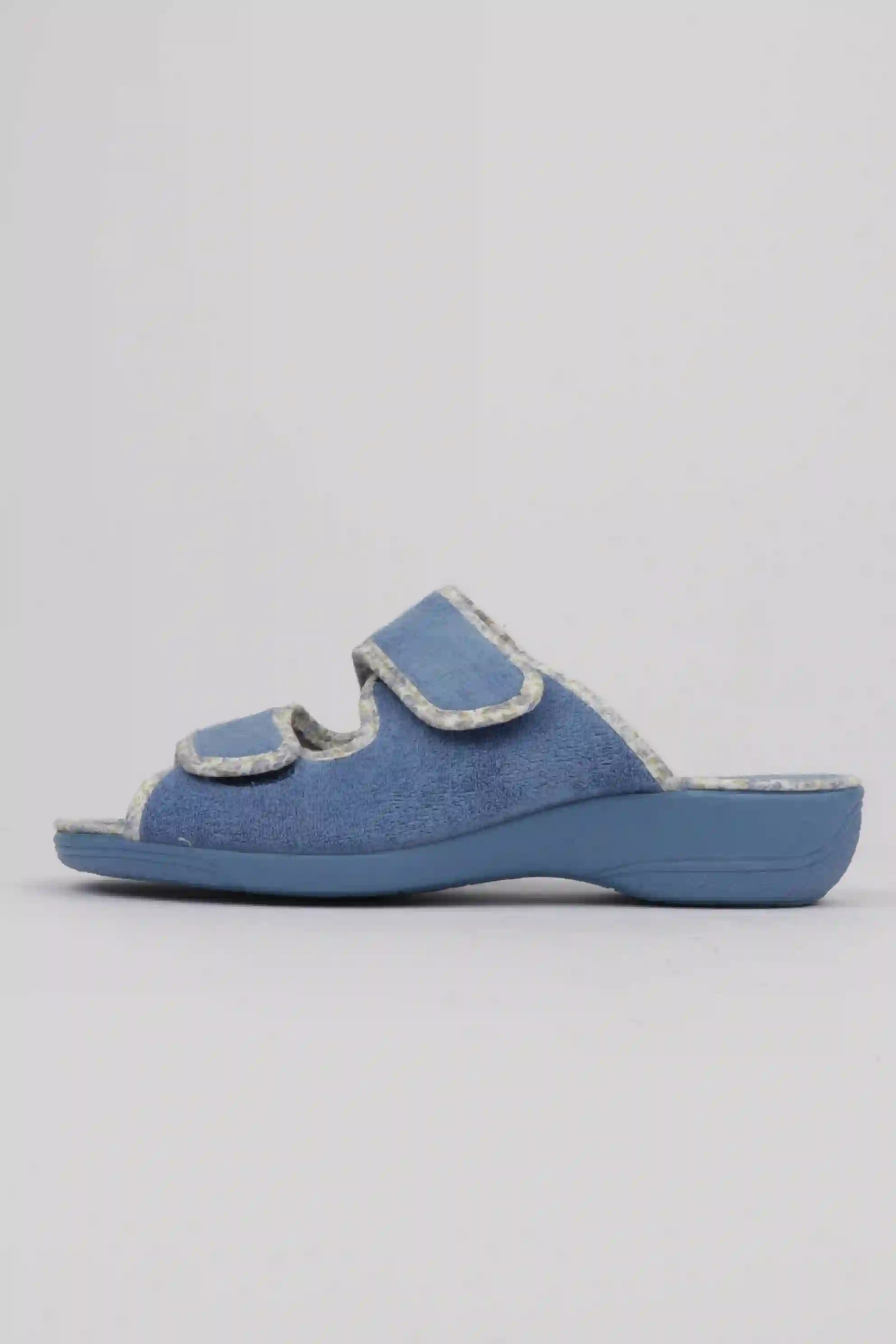 Zapatillas casa color celeste con cuña y doble velcro