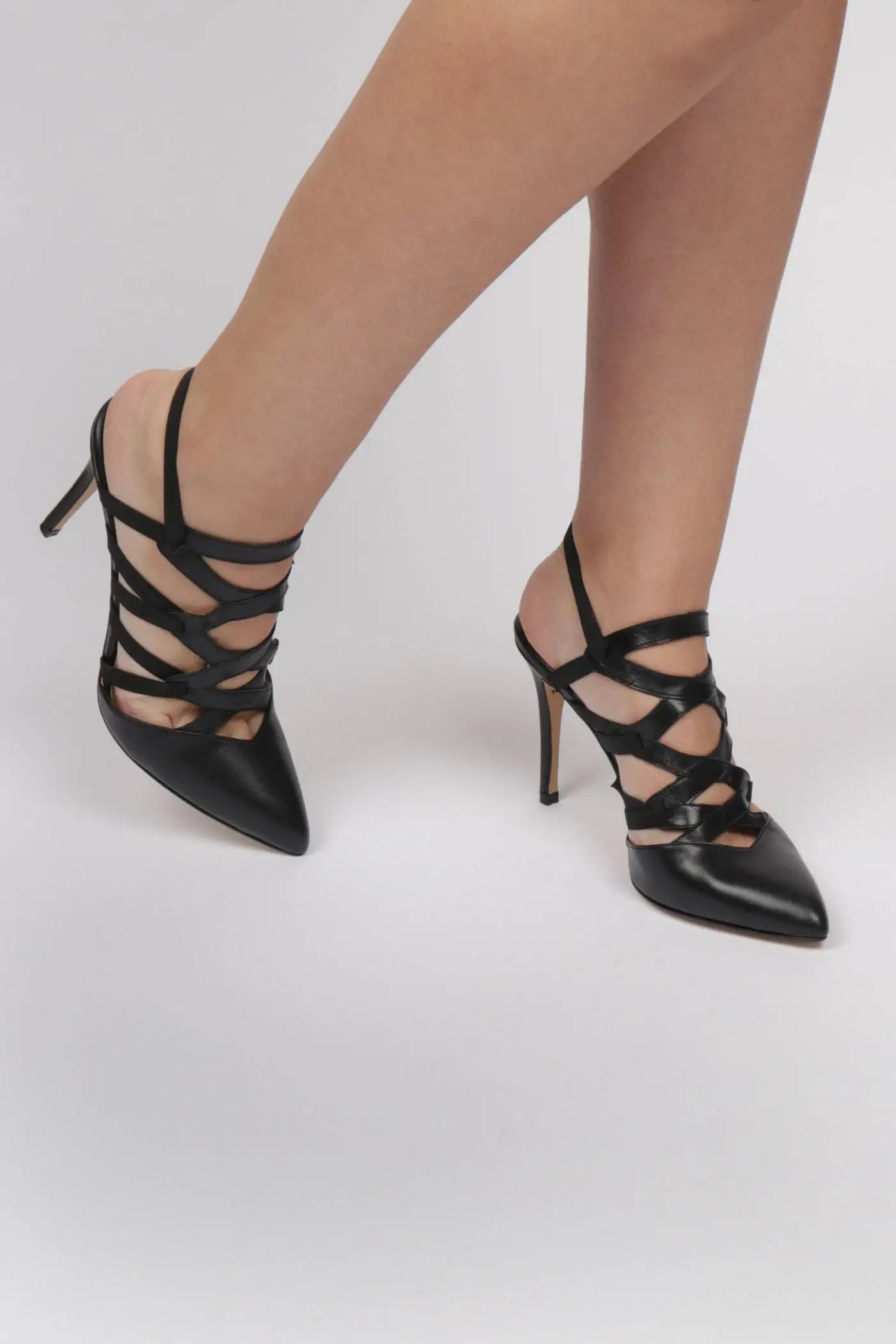 Zapatos Tacón Alto Color Negro Detalle Tiras Cruzadas