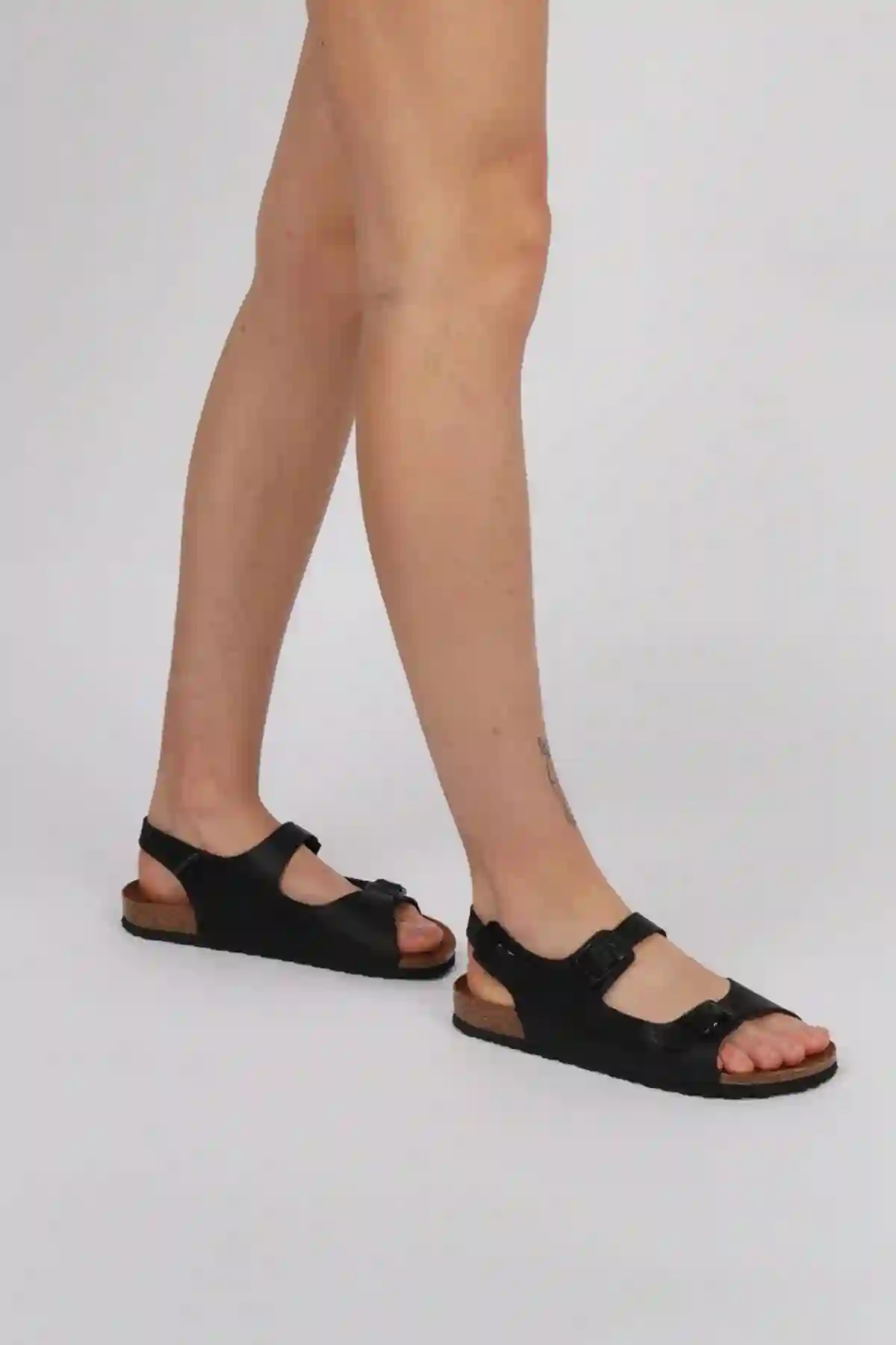 Sandalias negras inter bios detalle tres hebillas