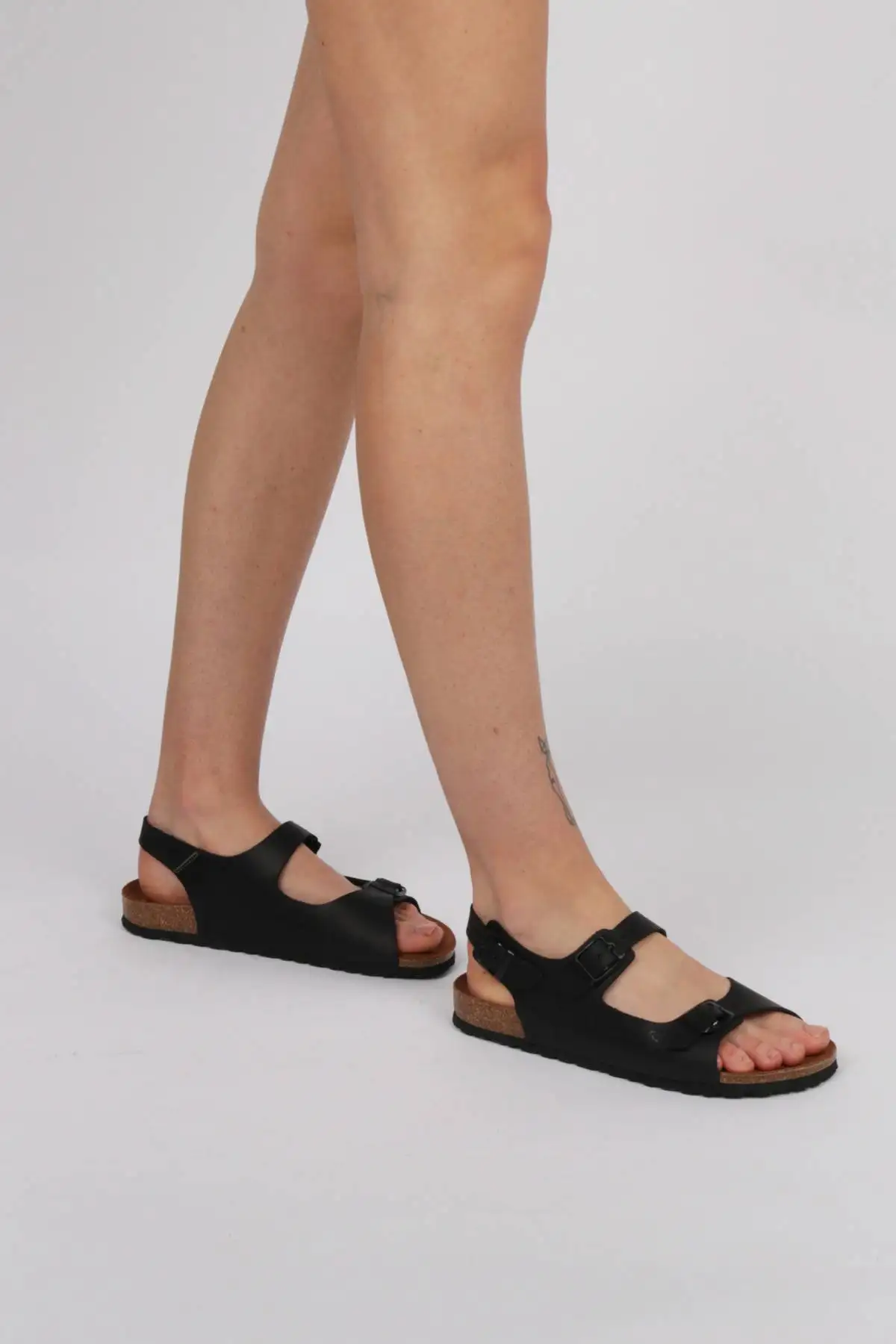 Sandalias negras inter bios detalle tres hebillas