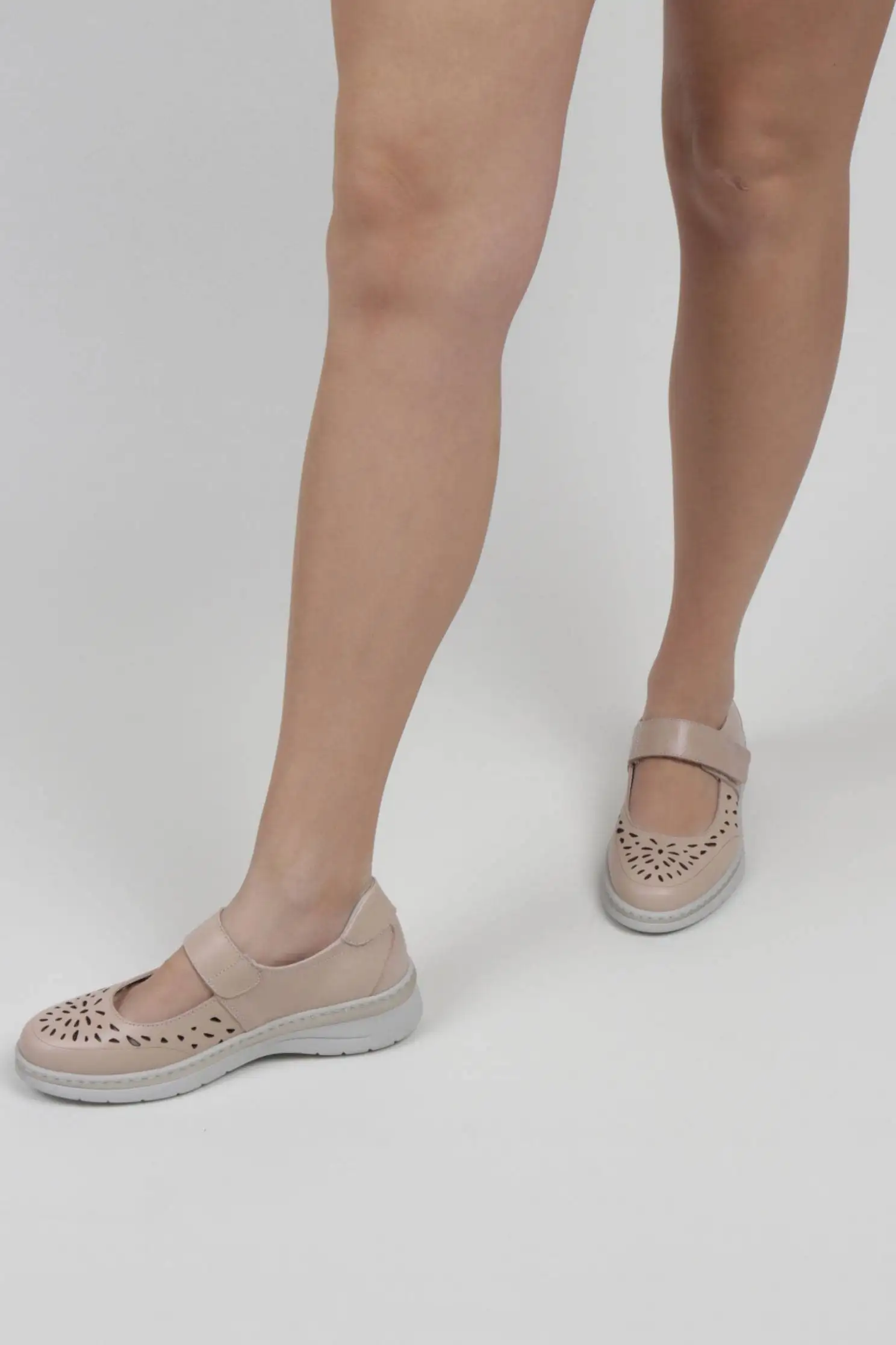 Zapatos mercedes nude detalle calados