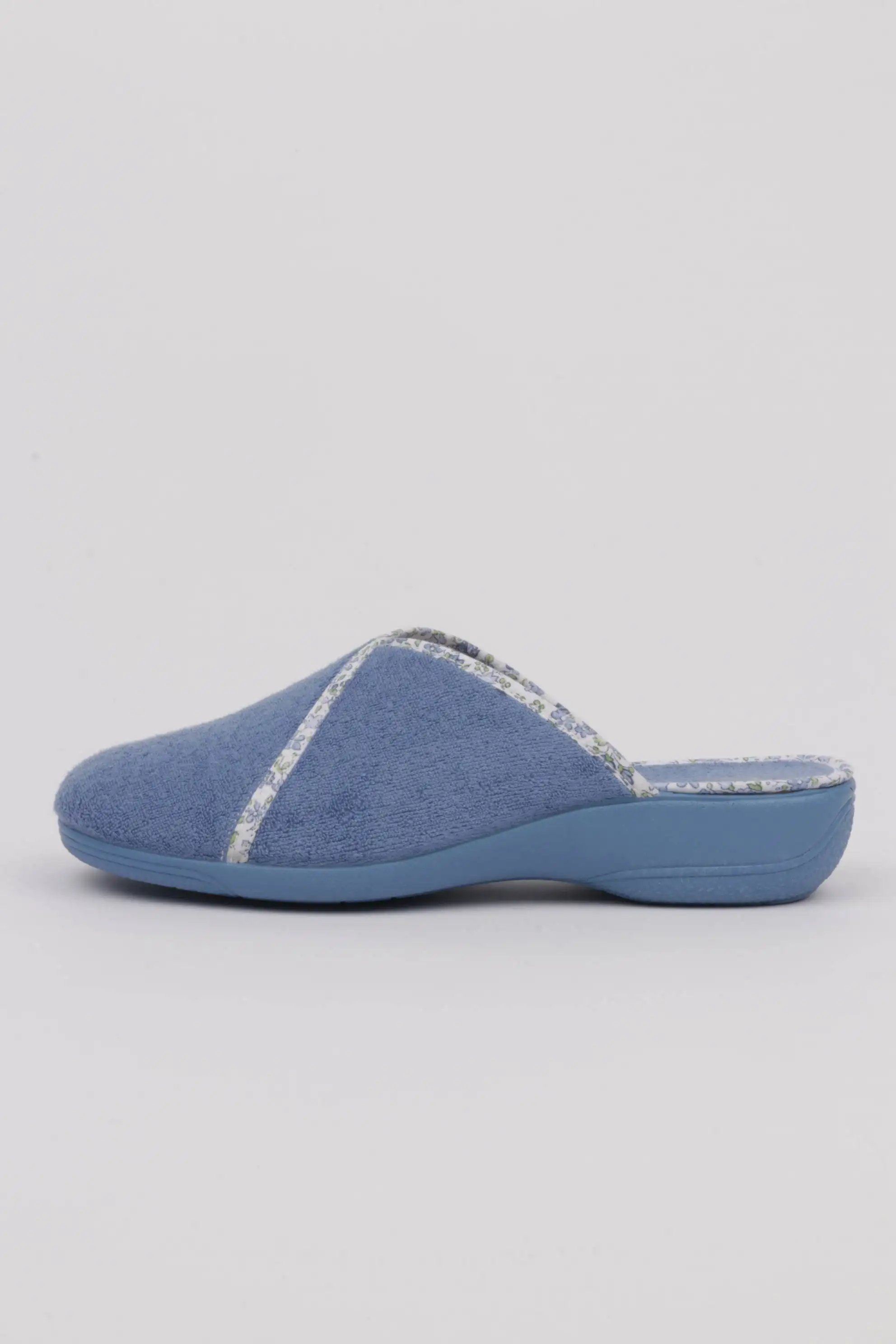 Zapatillas Celeste Con Borde Floral