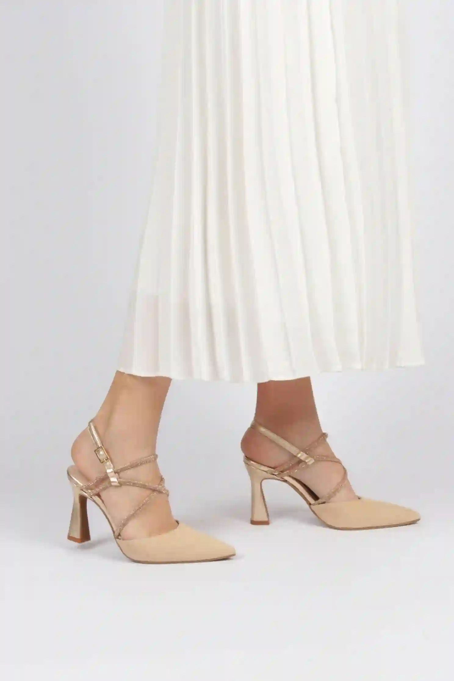 Zapatos nude destalonados detalle brillantes