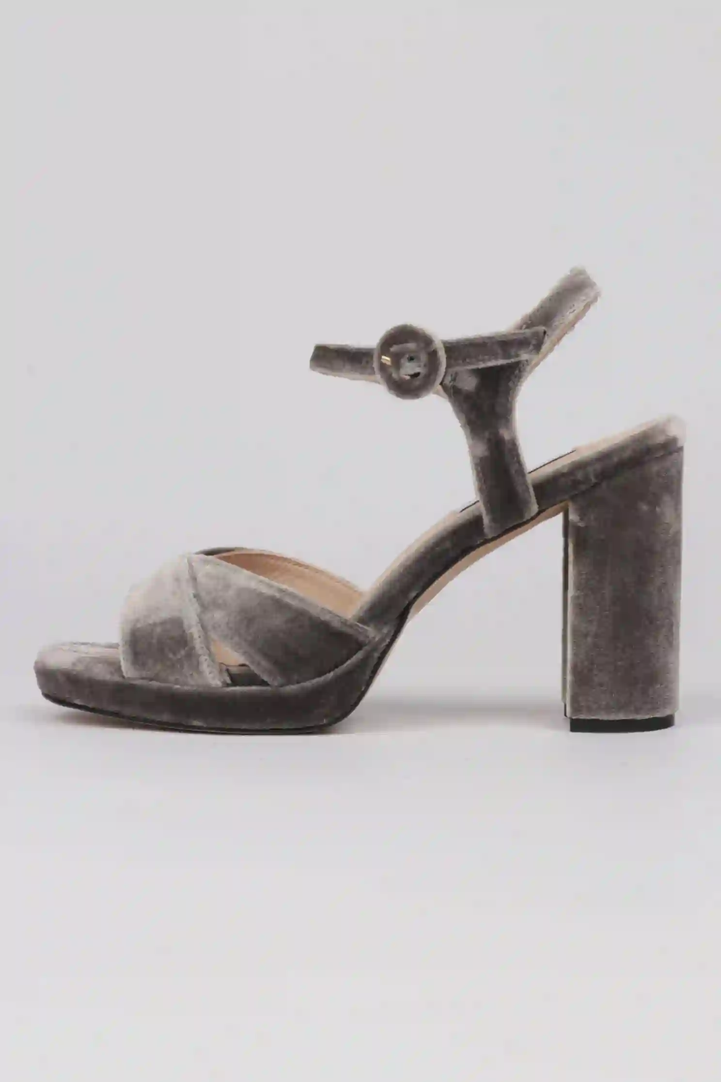 Sandalias terciopelo gris diseño plataforma