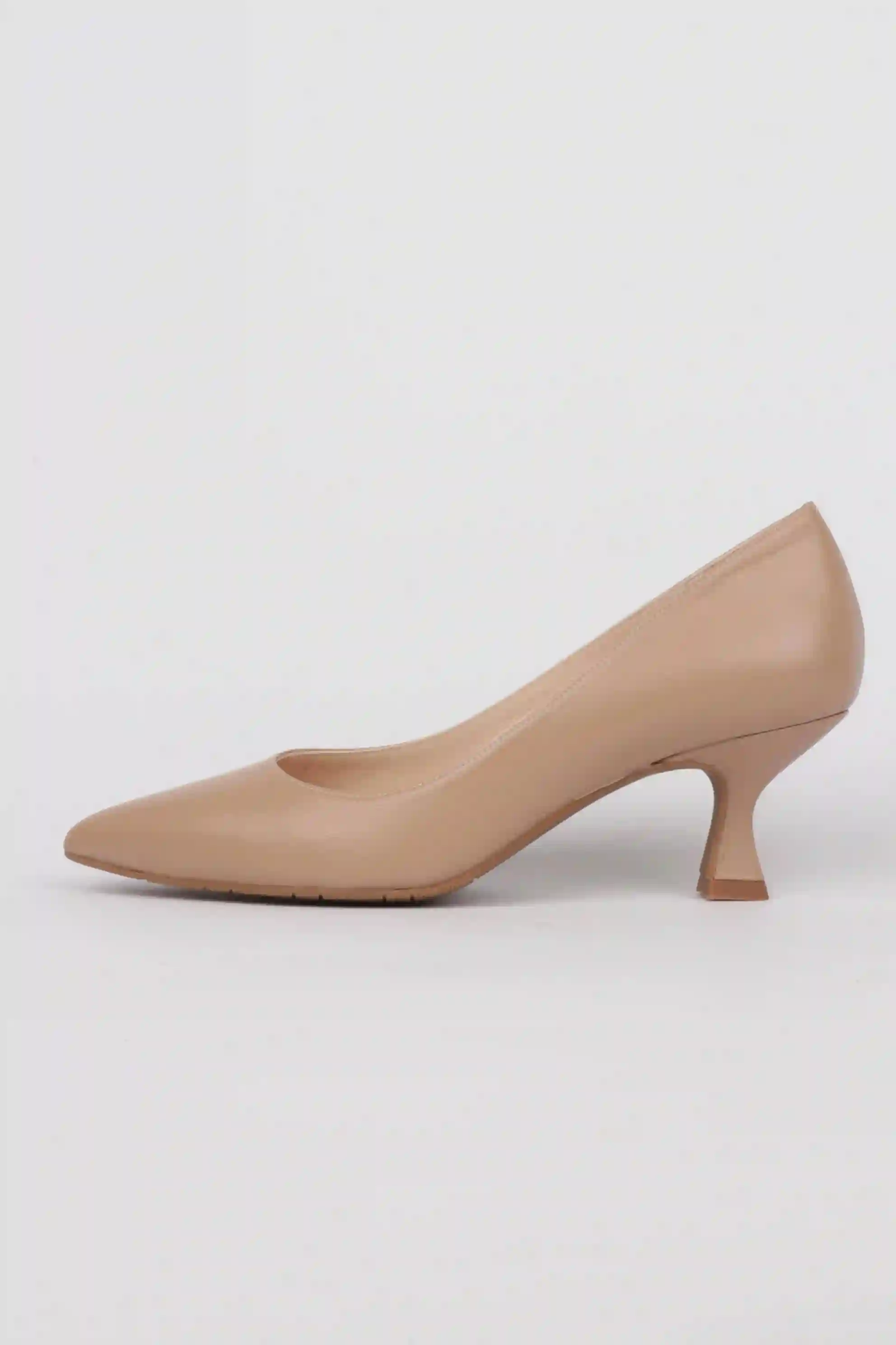 Zapatos de Salón Beige Tacón Bajo