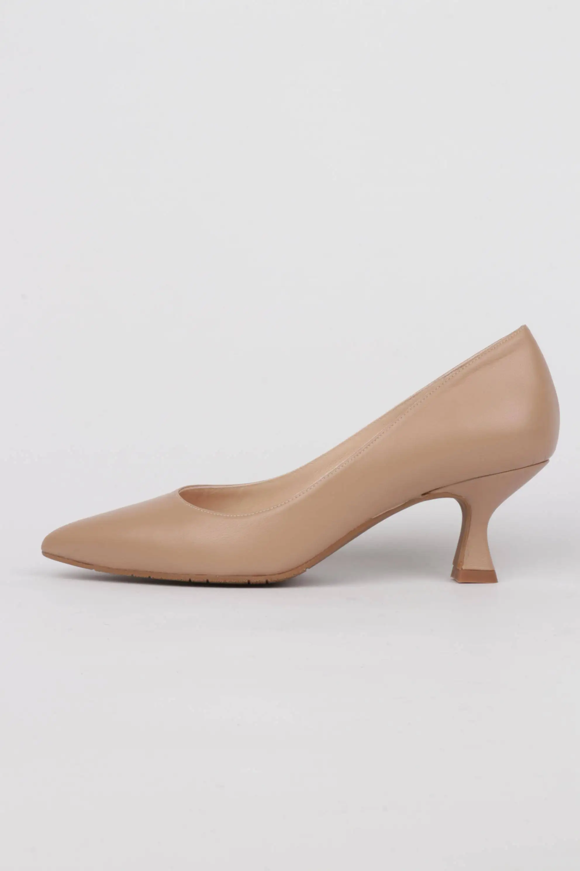 Zapatos de Salón Beige Tacón Bajo