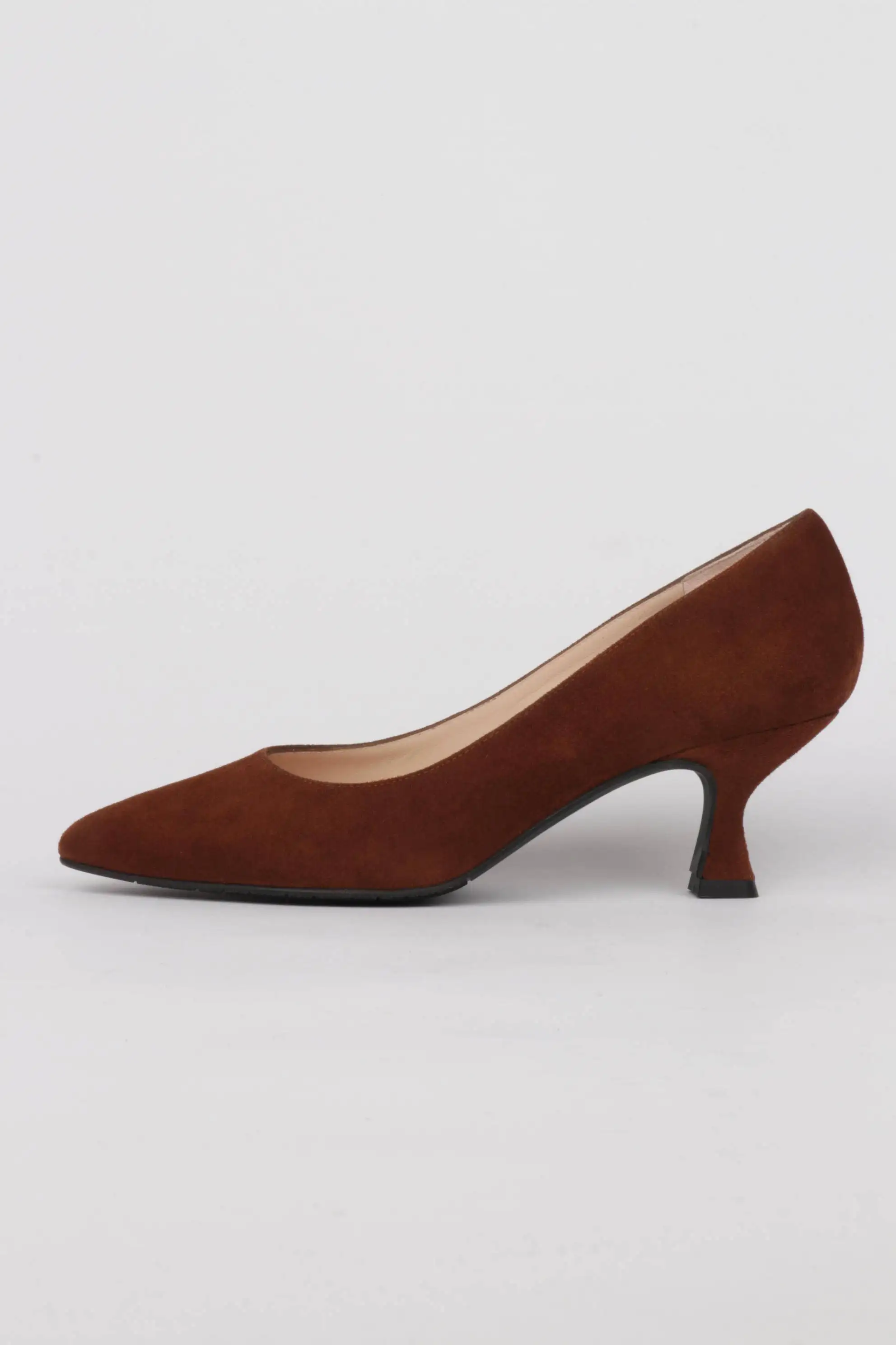 Zapatos de salón marrones tacón bajo
