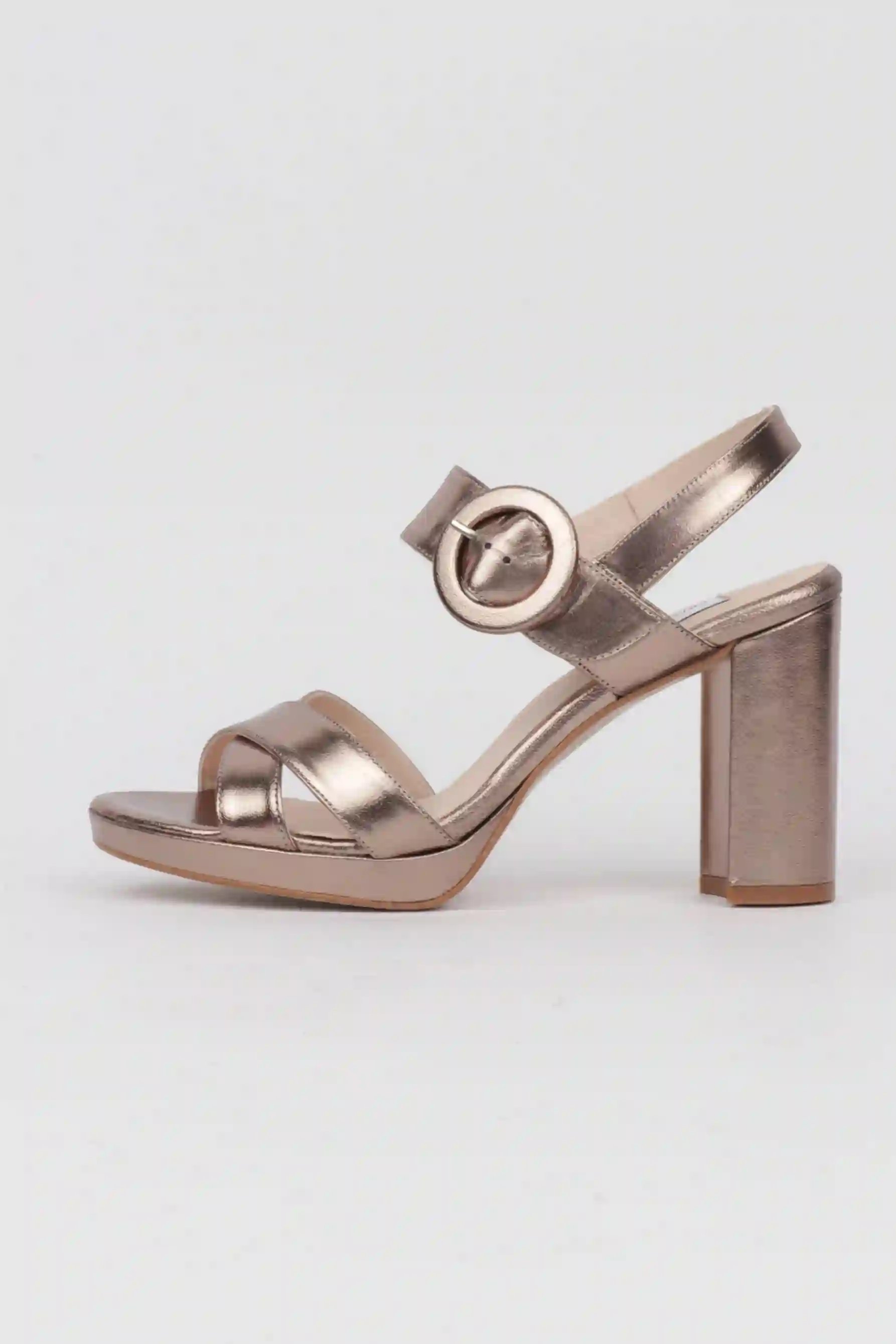 Sandalias plateadas con plataforma detalle hebilla