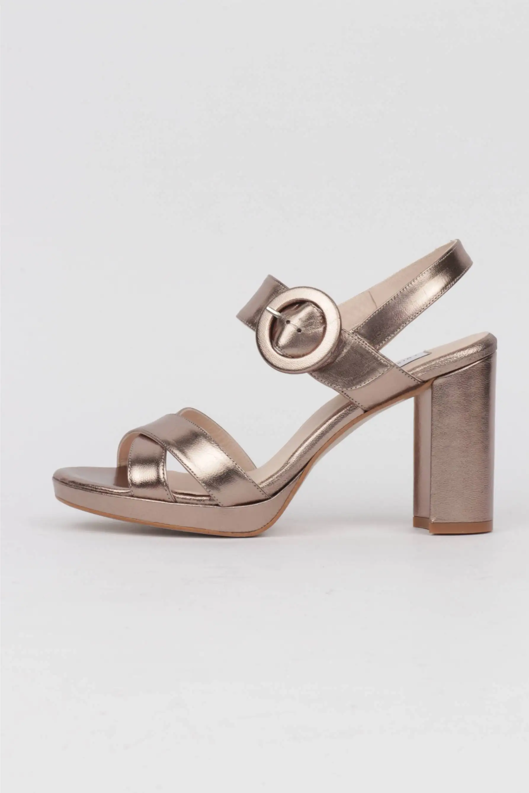 Sandalias plateadas con plataforma detalle hebilla