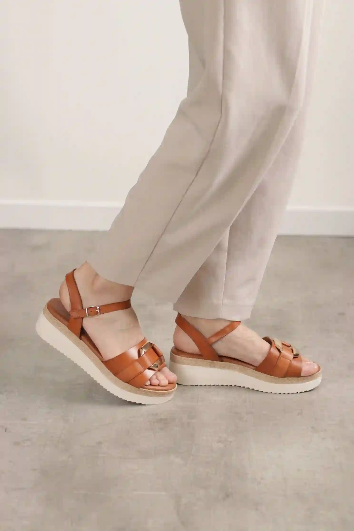 Sandalias cuña Marrones Detalle Dorado