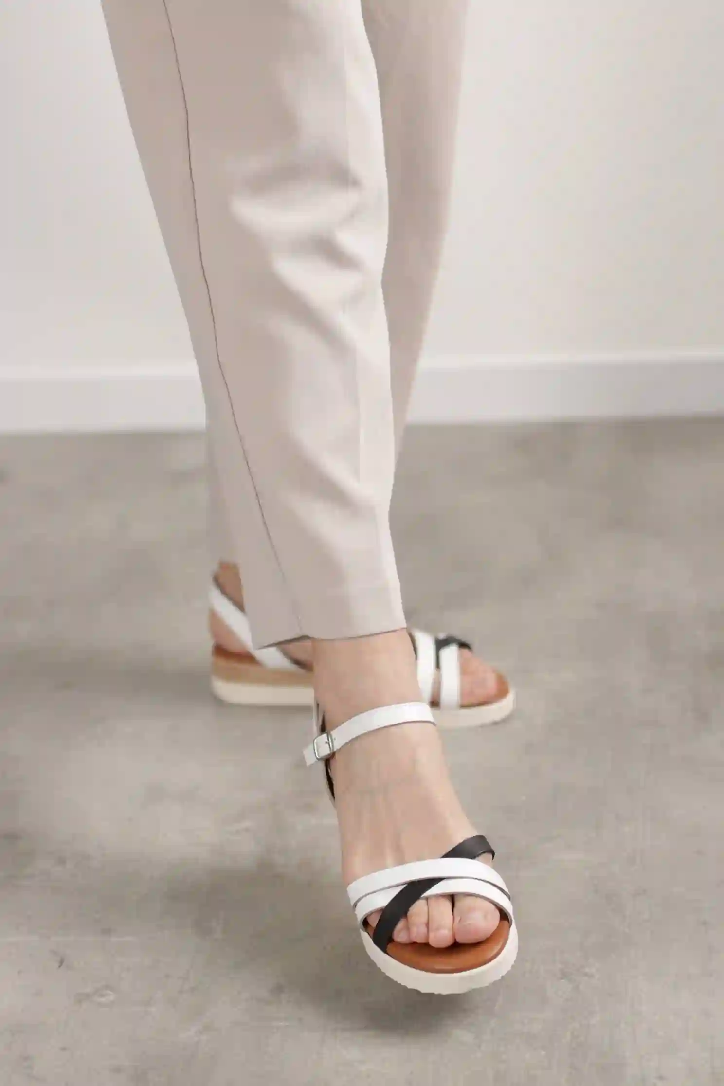 Sandalias tiras blancas y negras