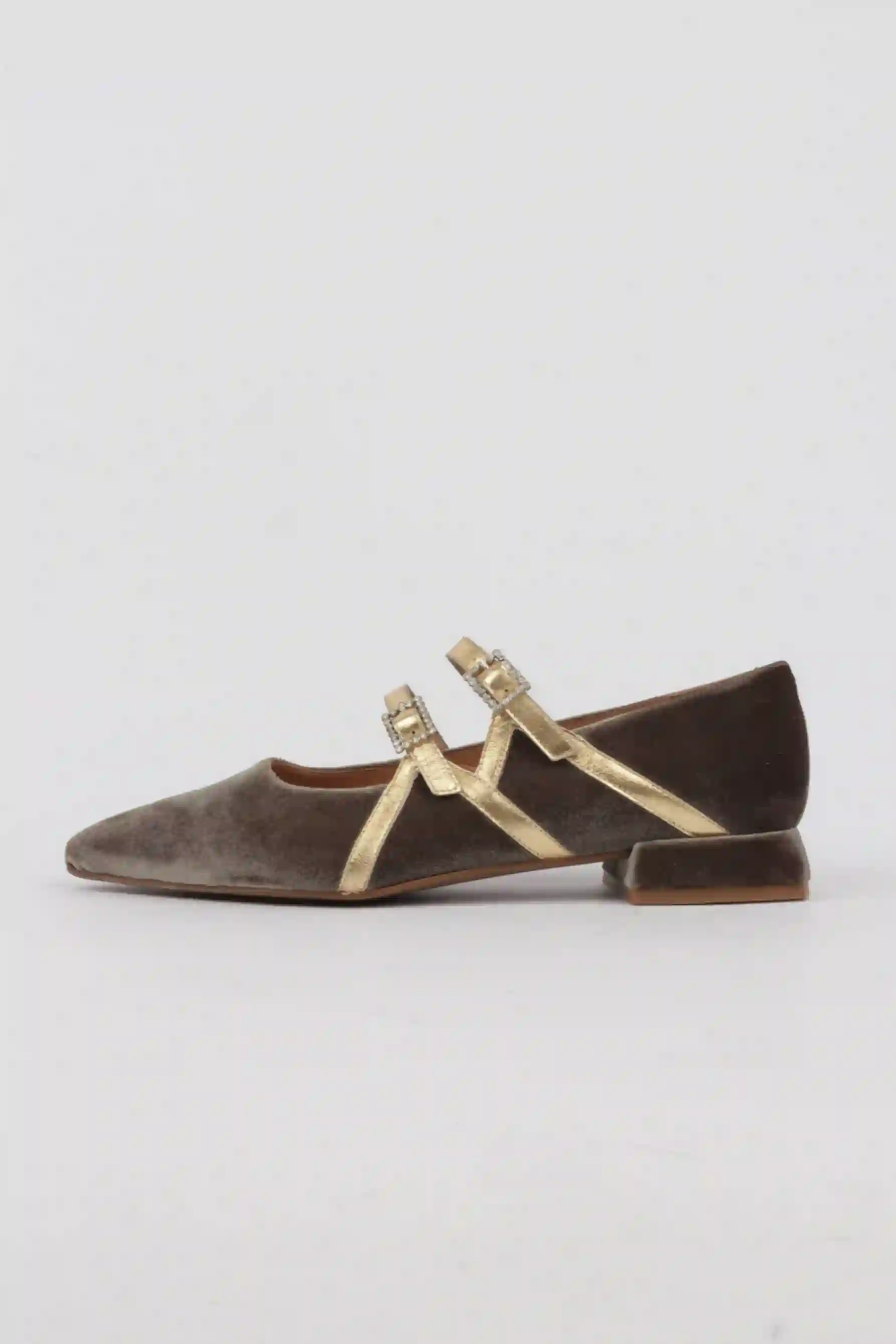 Zapatos Mercedes Hebilla Joya Terciopelo Taupe