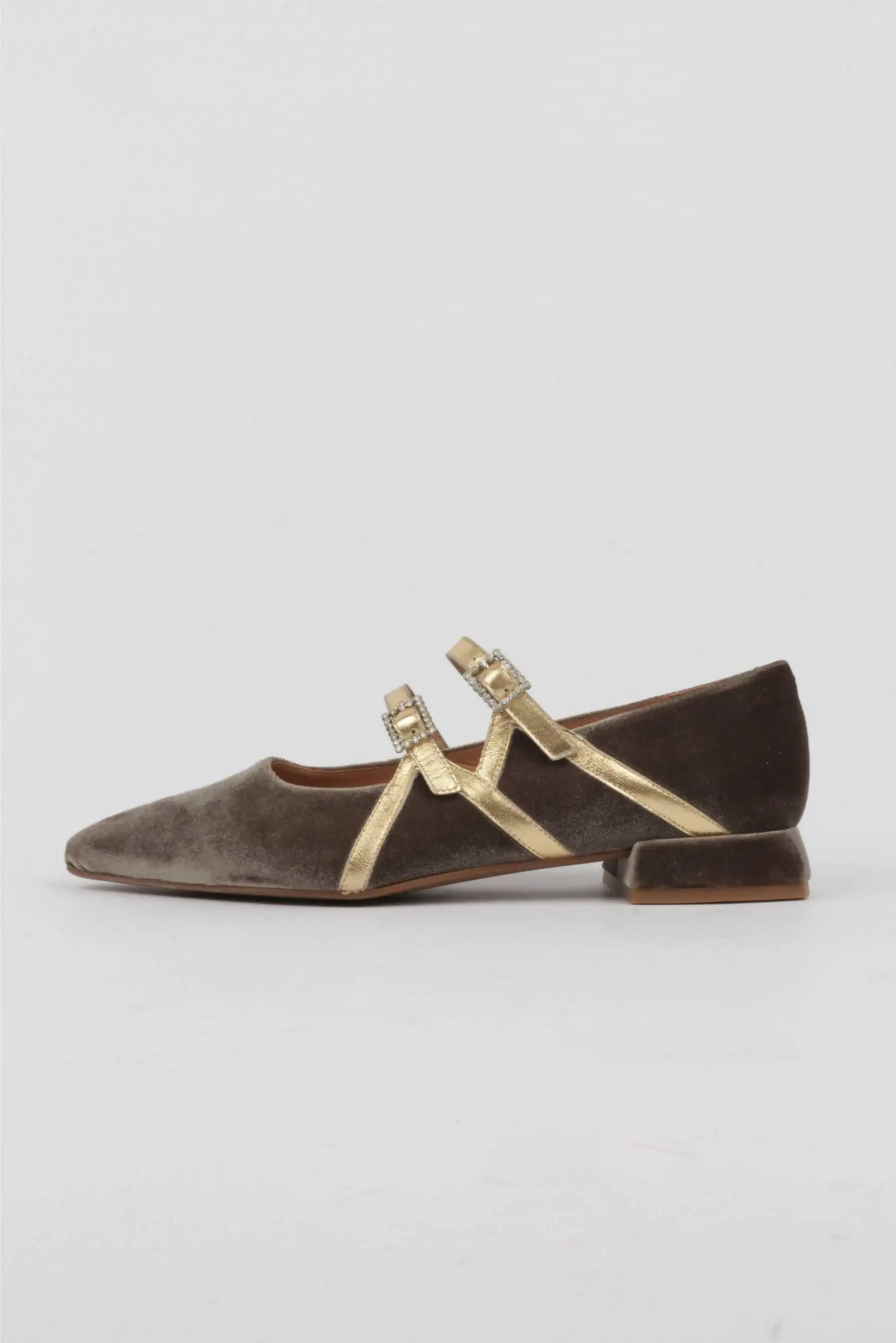 Zapatos Mercedes Hebilla Joya Terciopelo Taupe