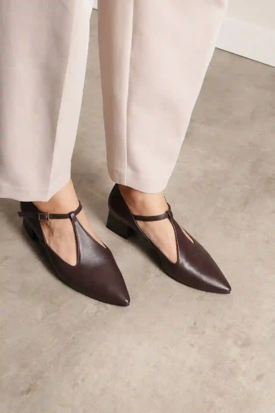 Zapatos Marrones Tacón Bajo Detalle Hebilla