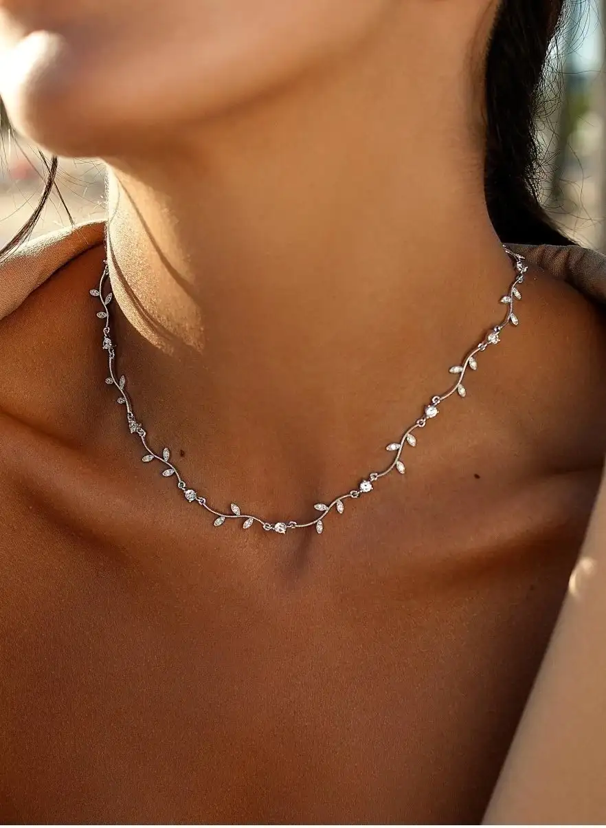 Cuello Fiesta Diseño Curvilíno Floral Y Circonita