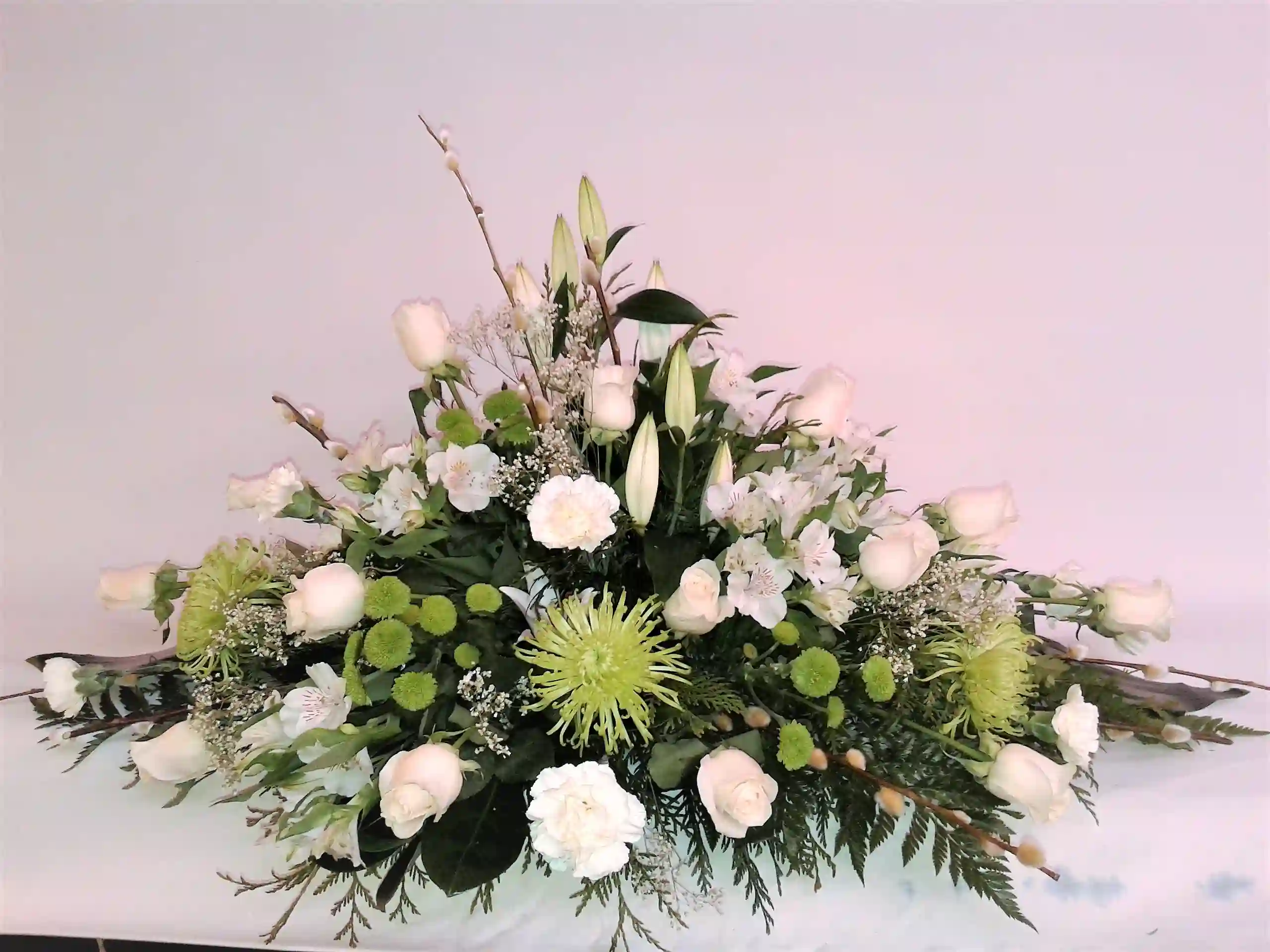 Almohadón con rosas blancas