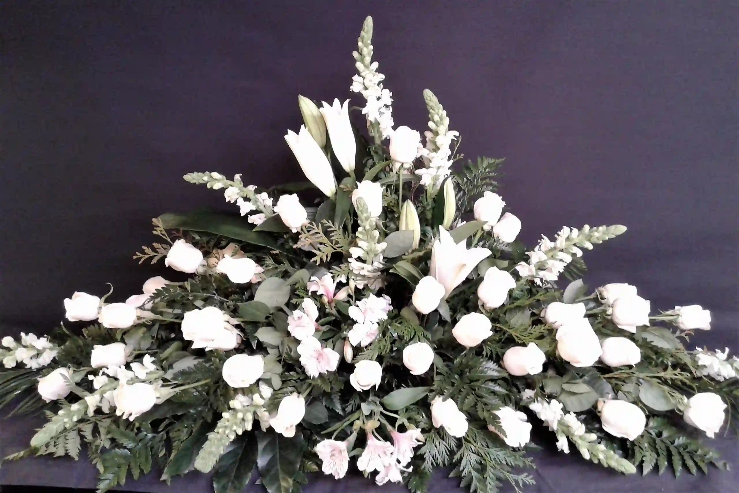 Almohadón con Rosas Blancas y Antirrino