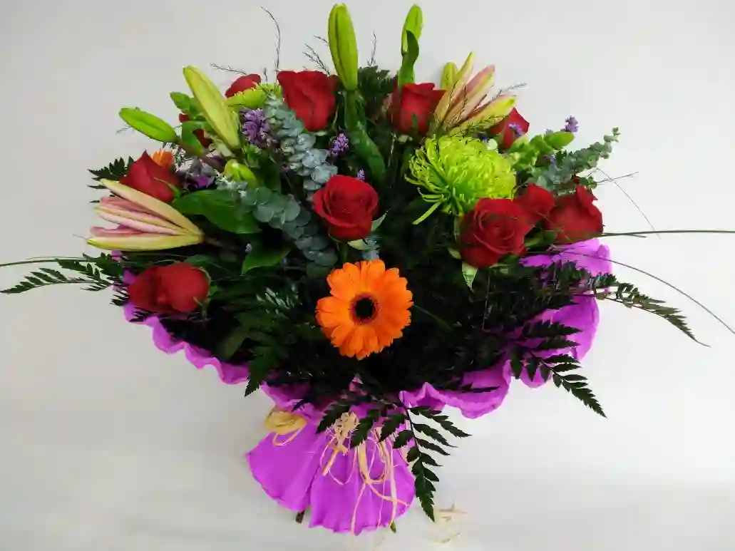 Ramo Con Lirios y Rosas