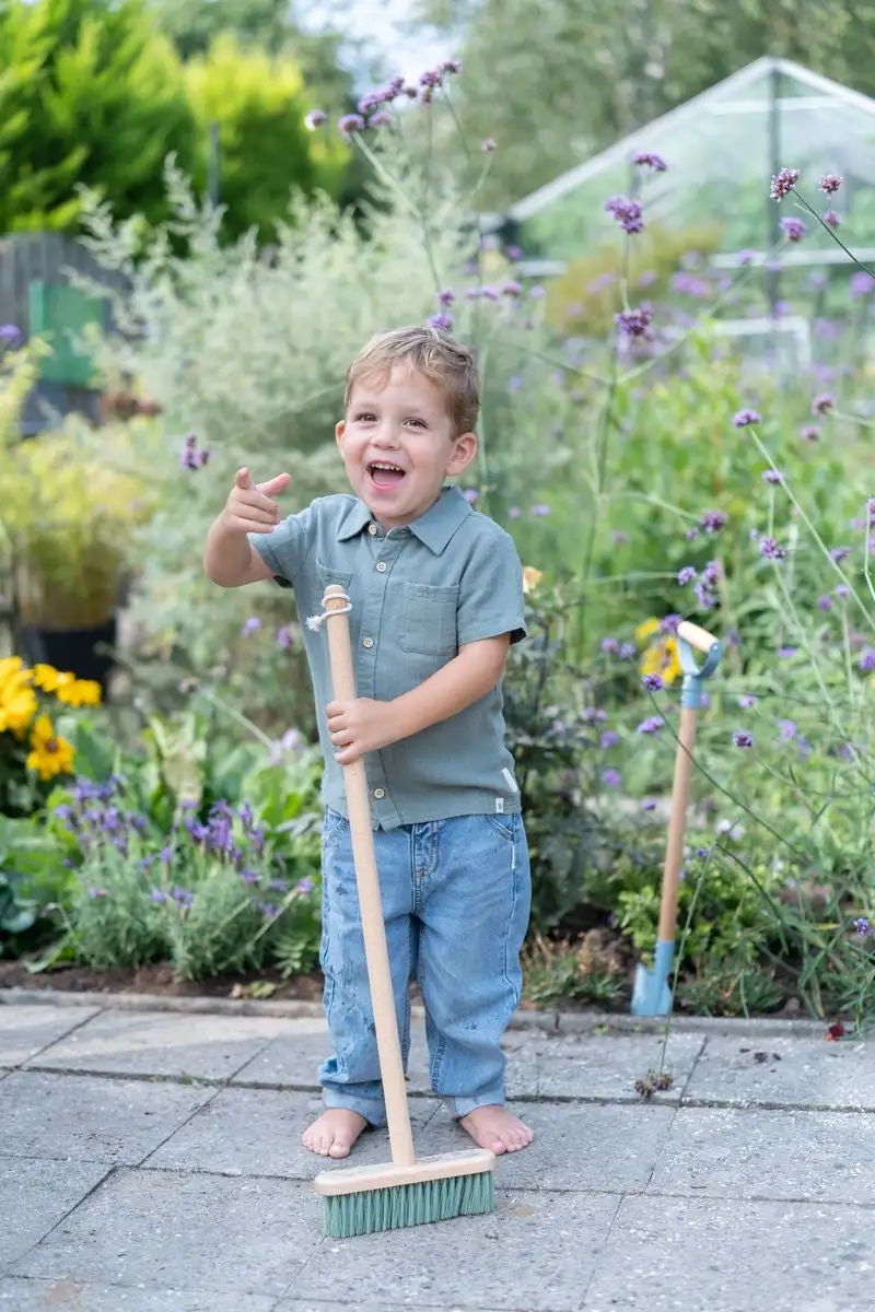 Forest Friends gardening broom - Image 3