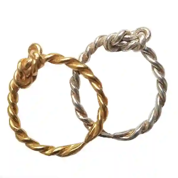 Layla Small Knot con un anillo de apilamiento de giro