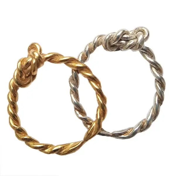 Layla Small Knot con un anillo de apilamiento de giro