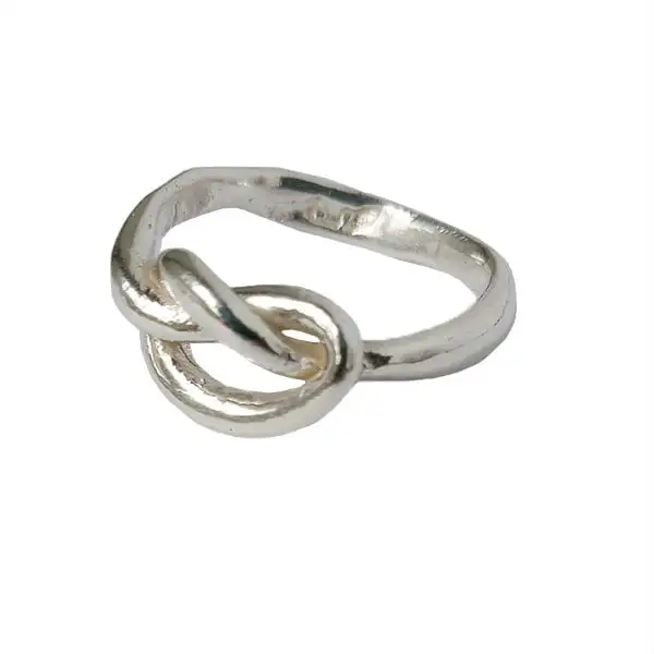 Anillo de nudo de amor