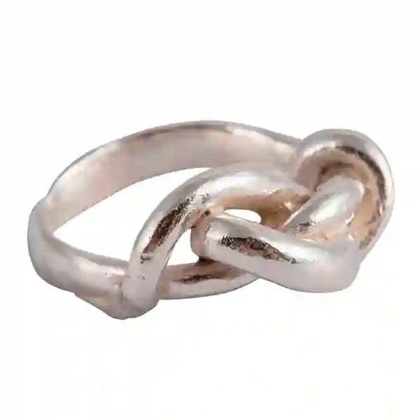 Todos atados al anillo de plata esterlina