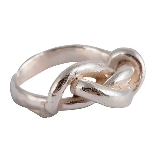 Todos atados al anillo de plata esterlina