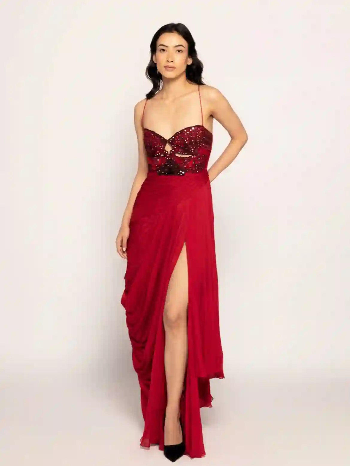 Vestido con corta asimétrico carmesí