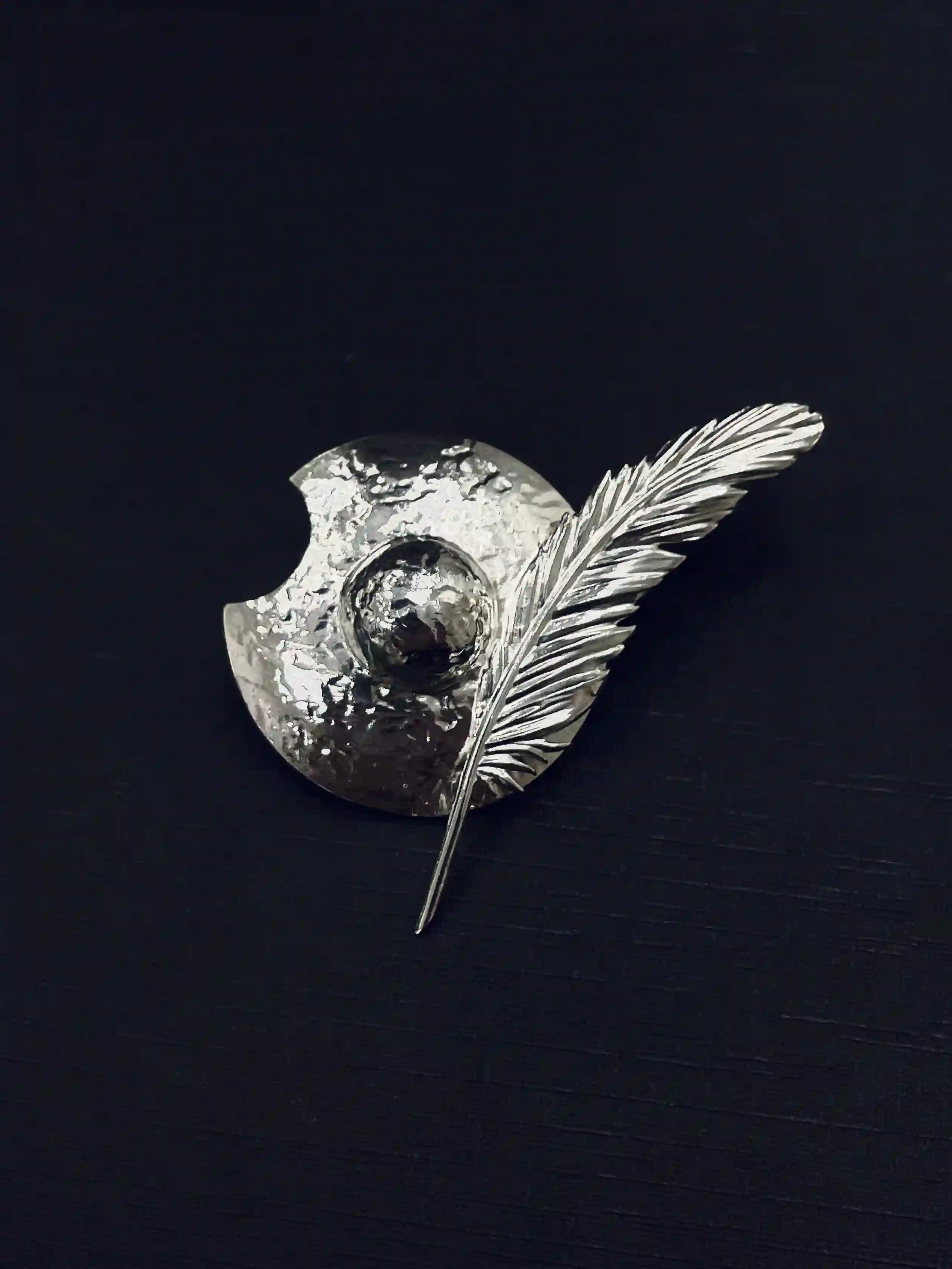 Quijote | Broche Yelmo Con Pluma