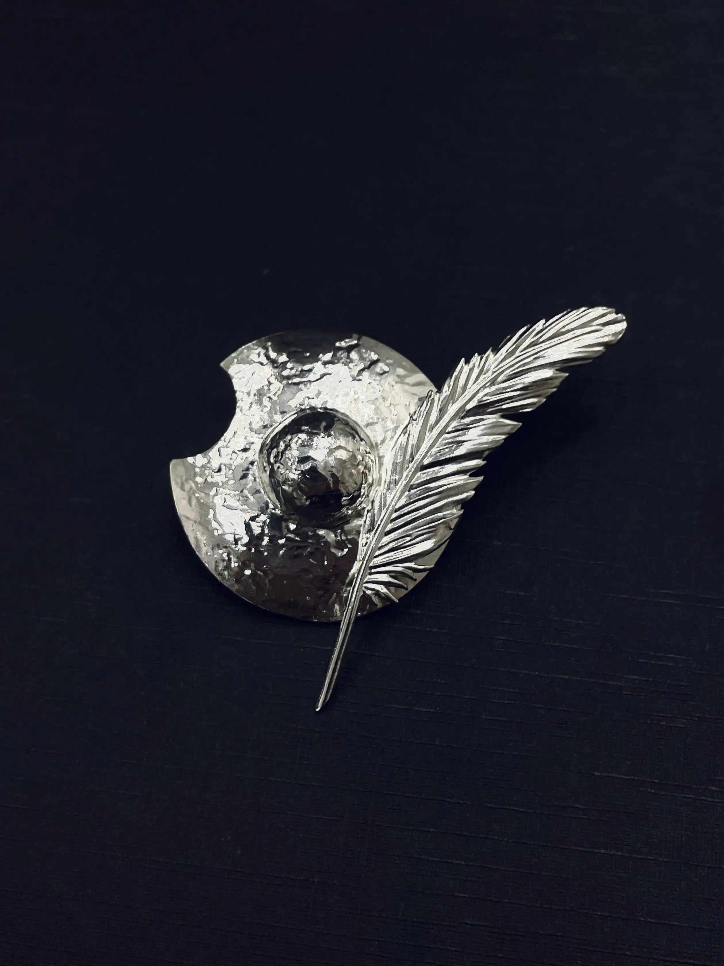 Quijote | Broche Yelmo Con Pluma