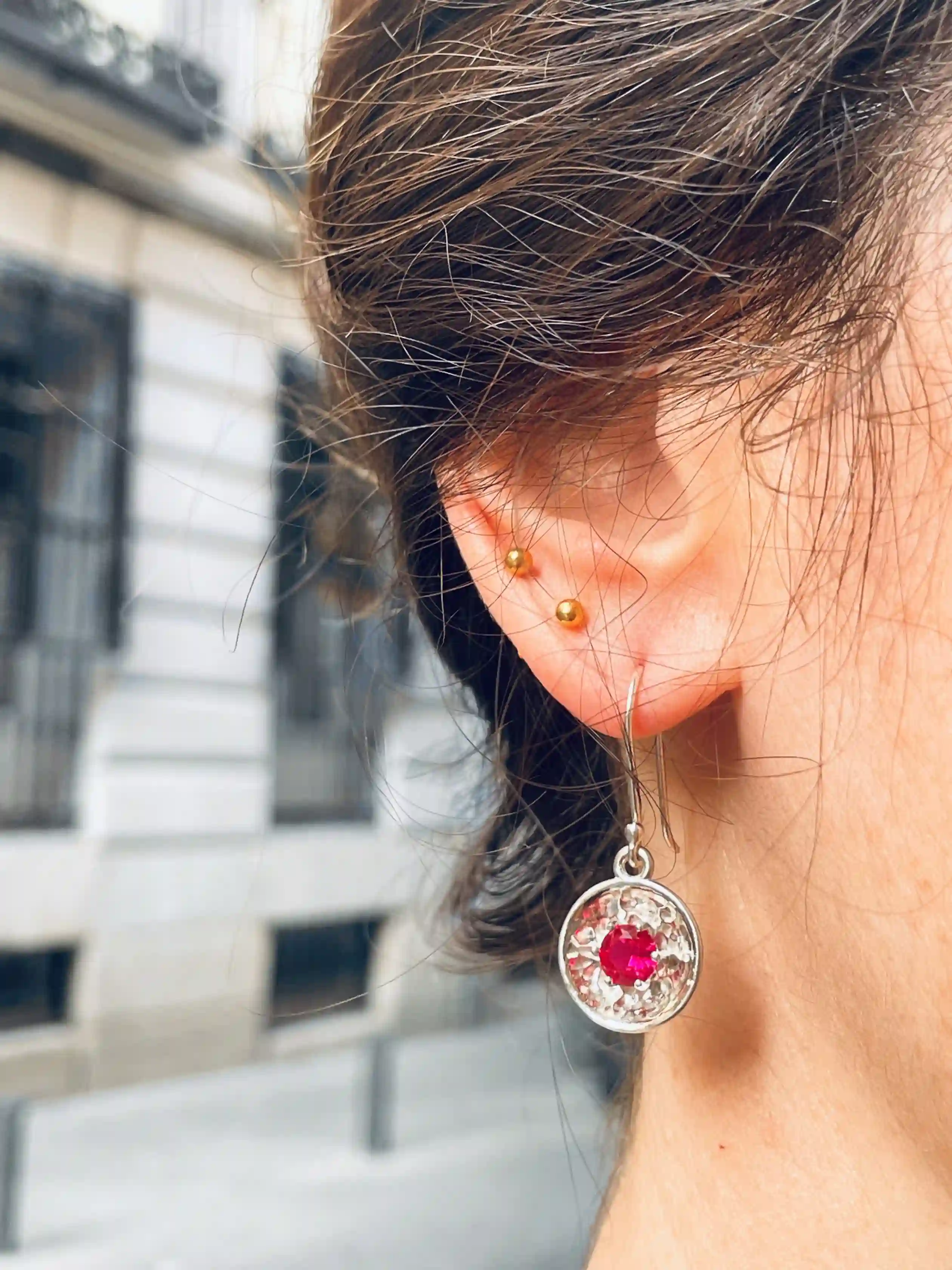 Disco | Pendientes Cortos Con Rubí Sintético