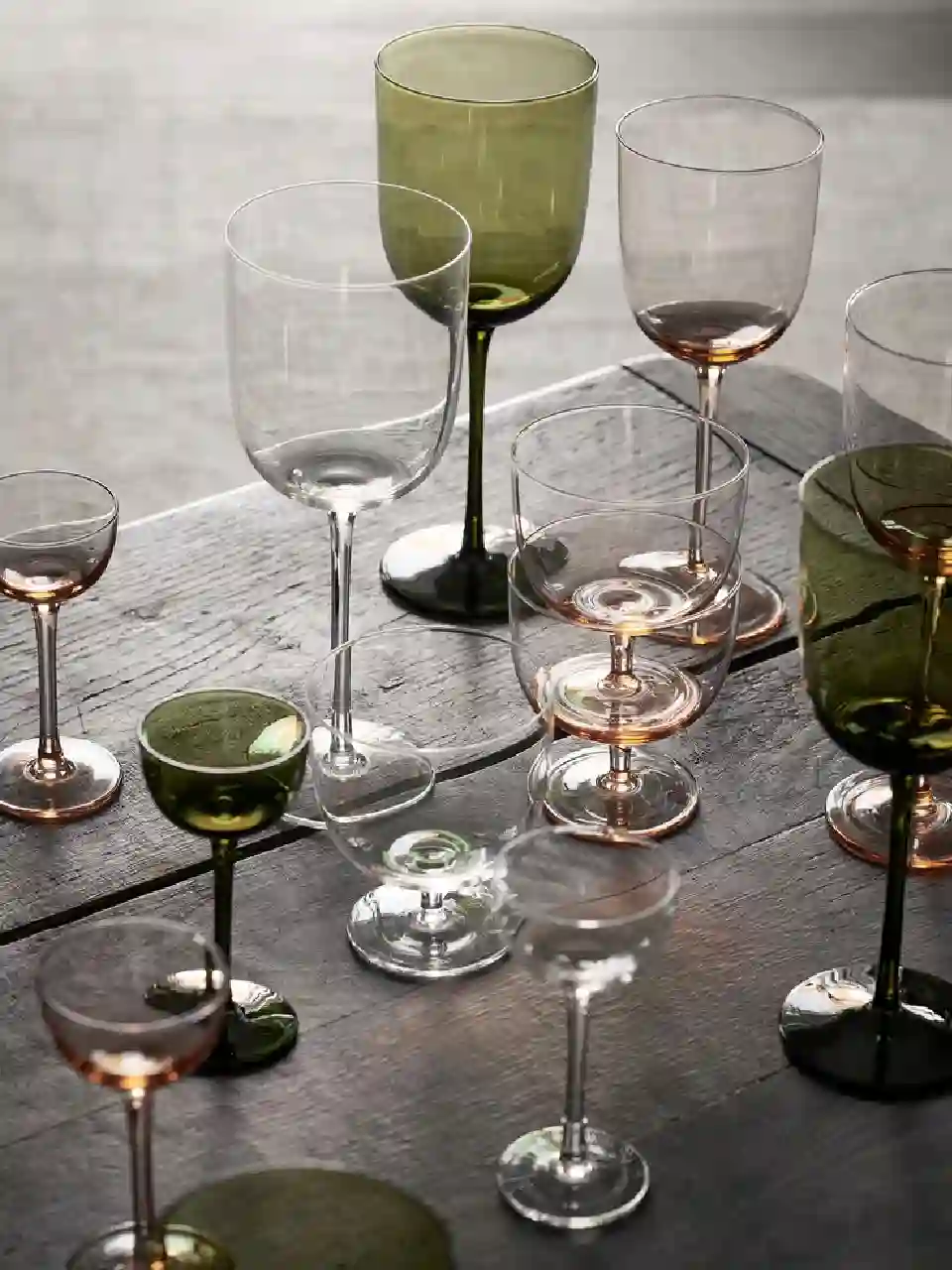 Copas de vino tinto anfitrión