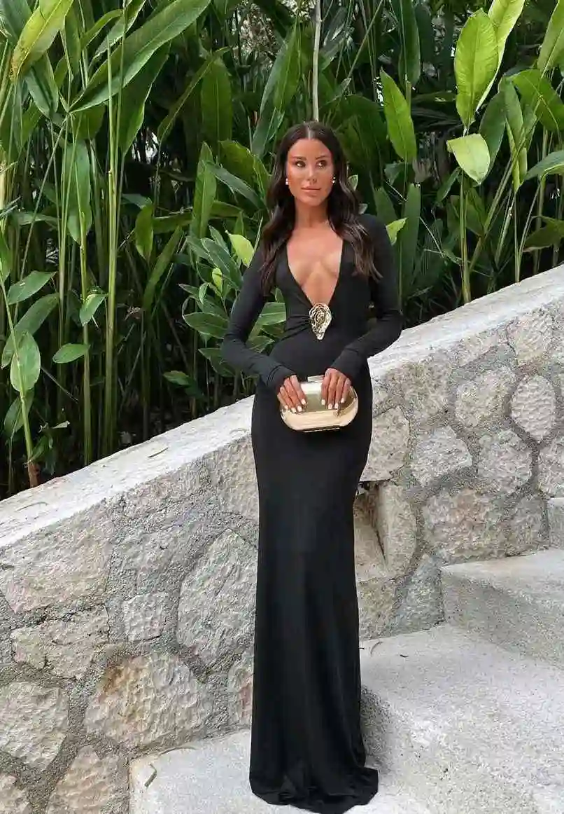 VESTIDO DETALLE ESCOTADO NEGRO
