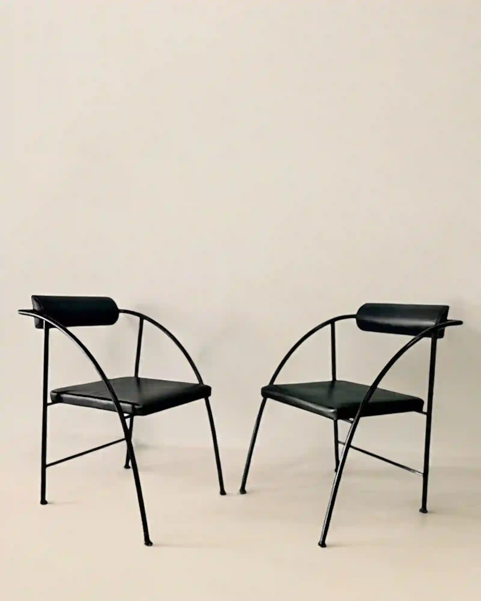 Sillas vintage negras posmodernas