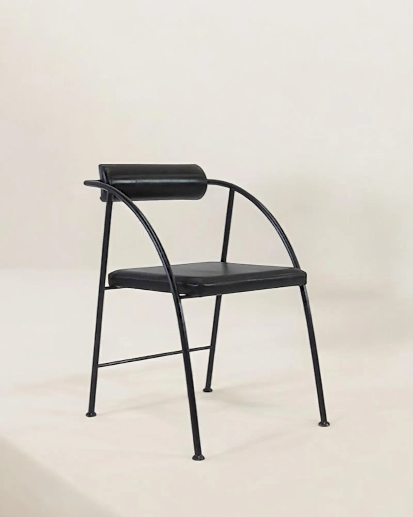 Sillas vintage negras posmodernas - Imagen 2