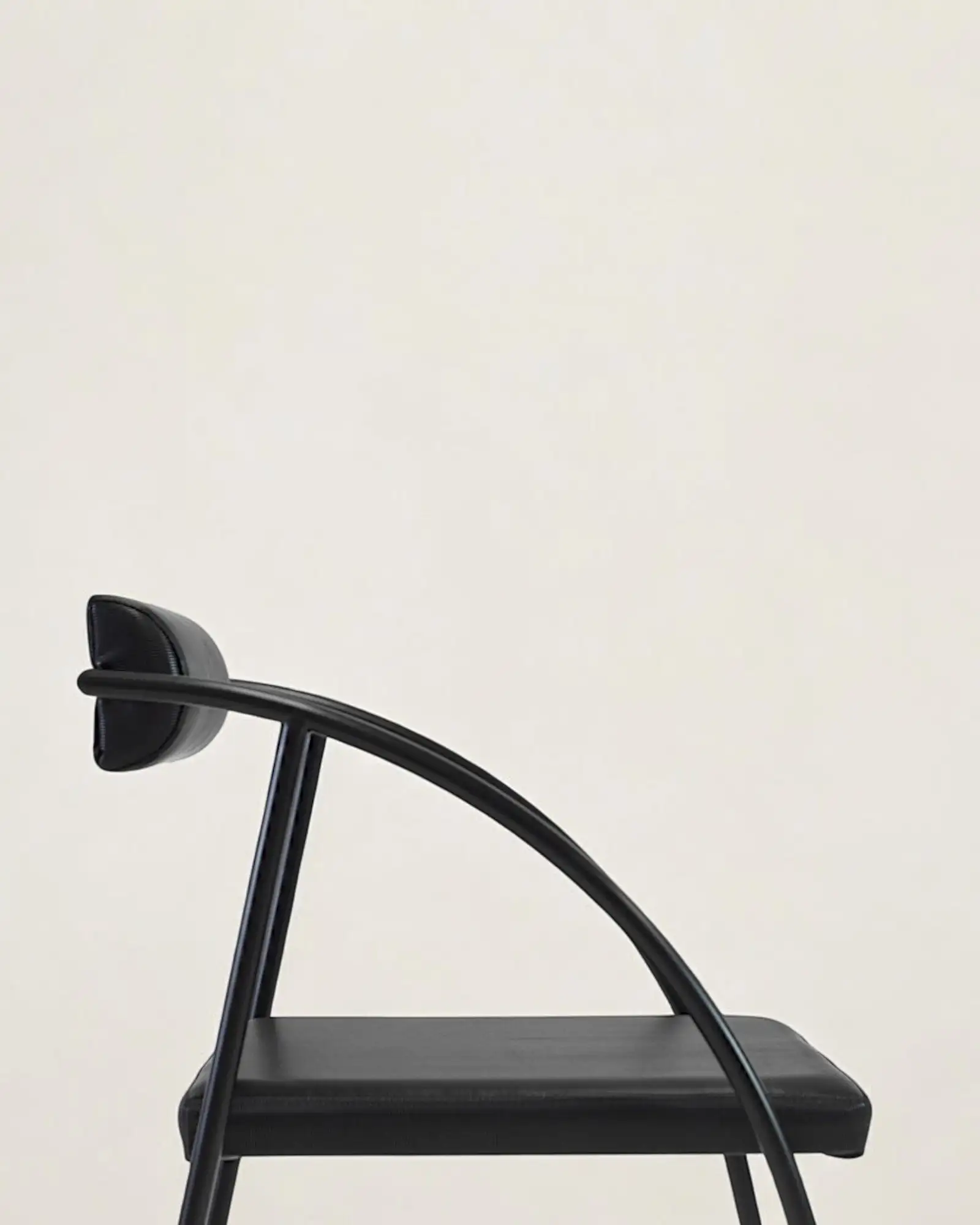 Sillas vintage negras posmodernas - Imagen 4