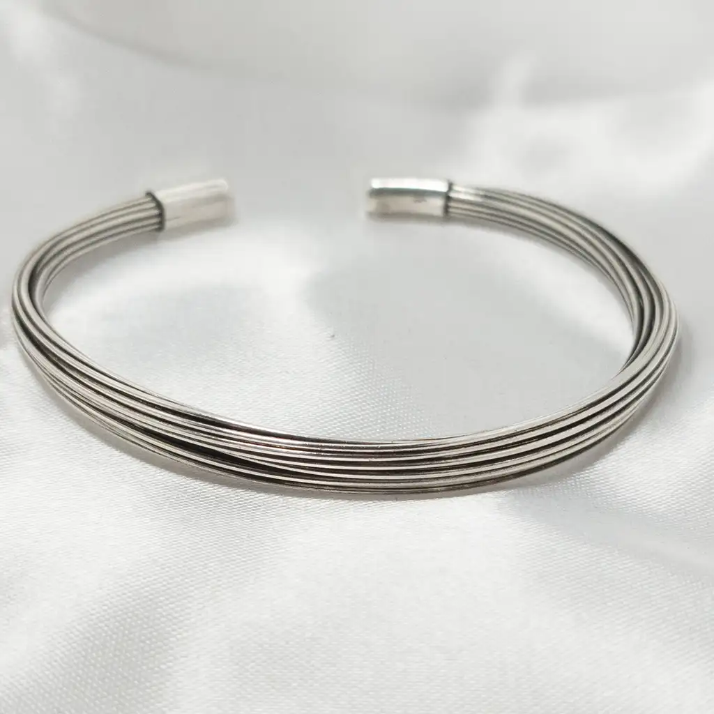Pulsera hilo plata negro