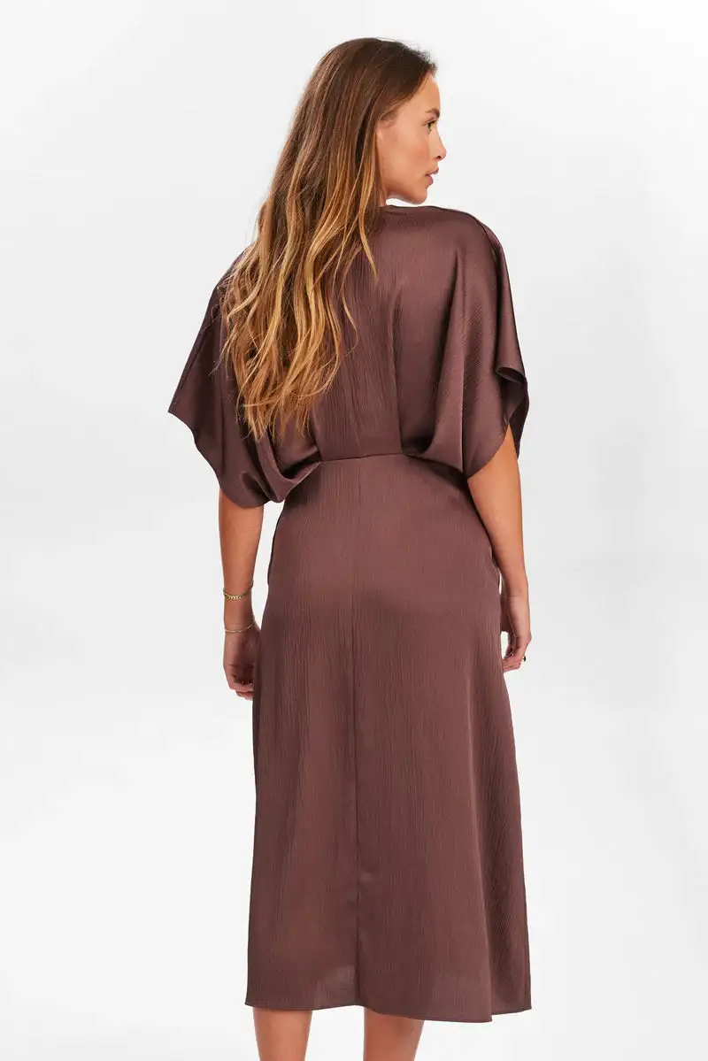 Vestido midi satinado CHOCOLATE - Imagen 2