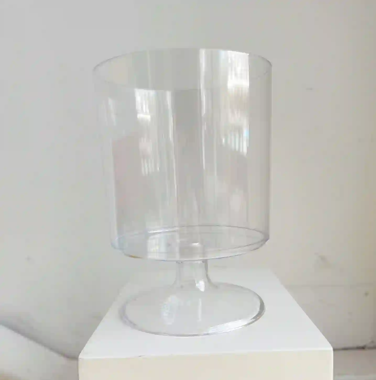 Vaso cilindrico con pedestal