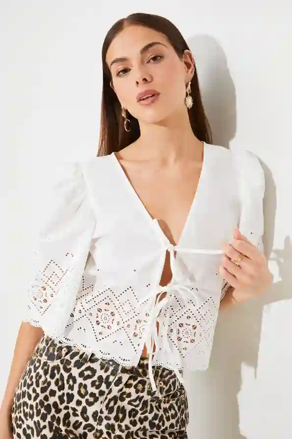 Blusa corta bordada BLANCO